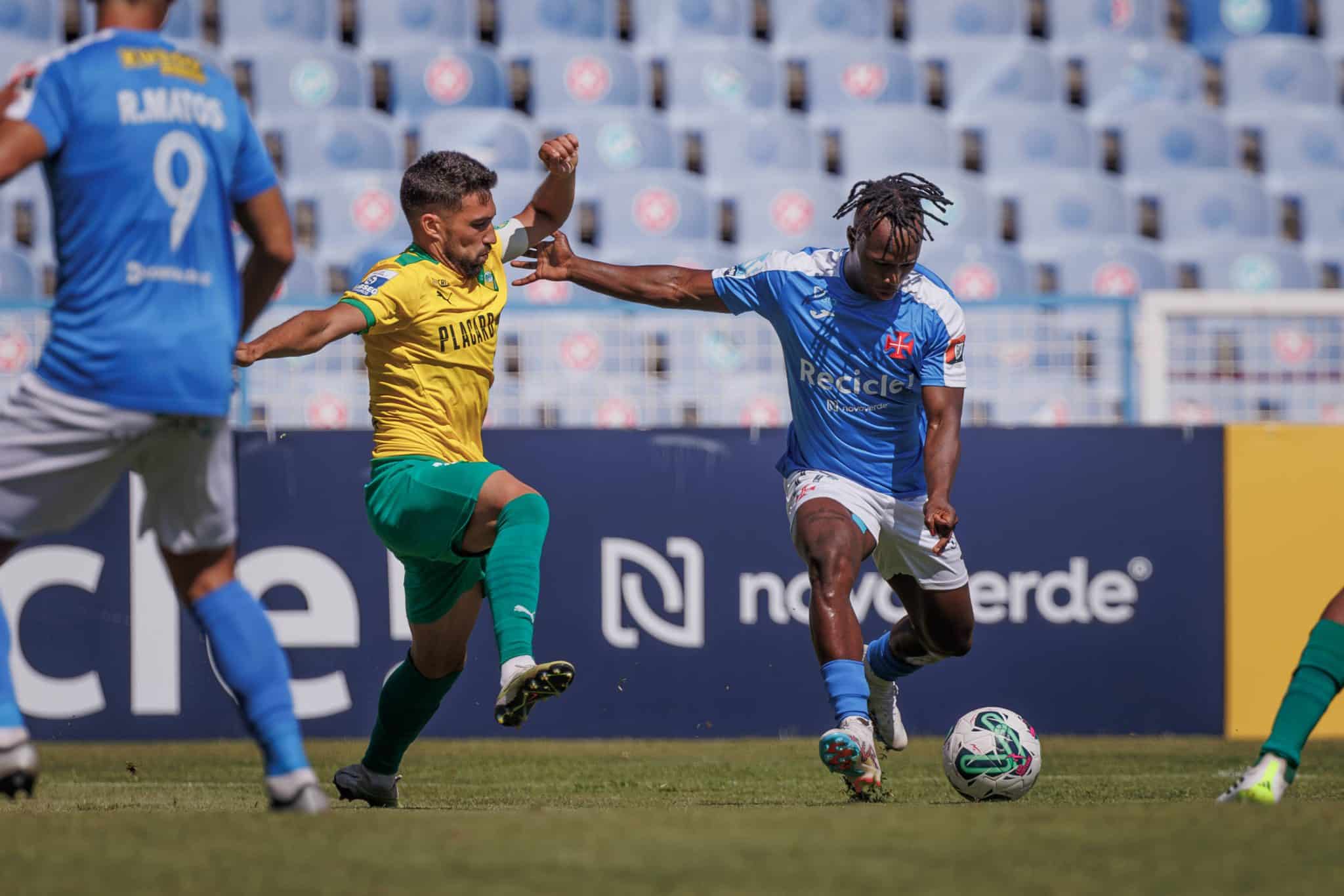 Guilherme Ferreira em dividida na Liga Portugal 2