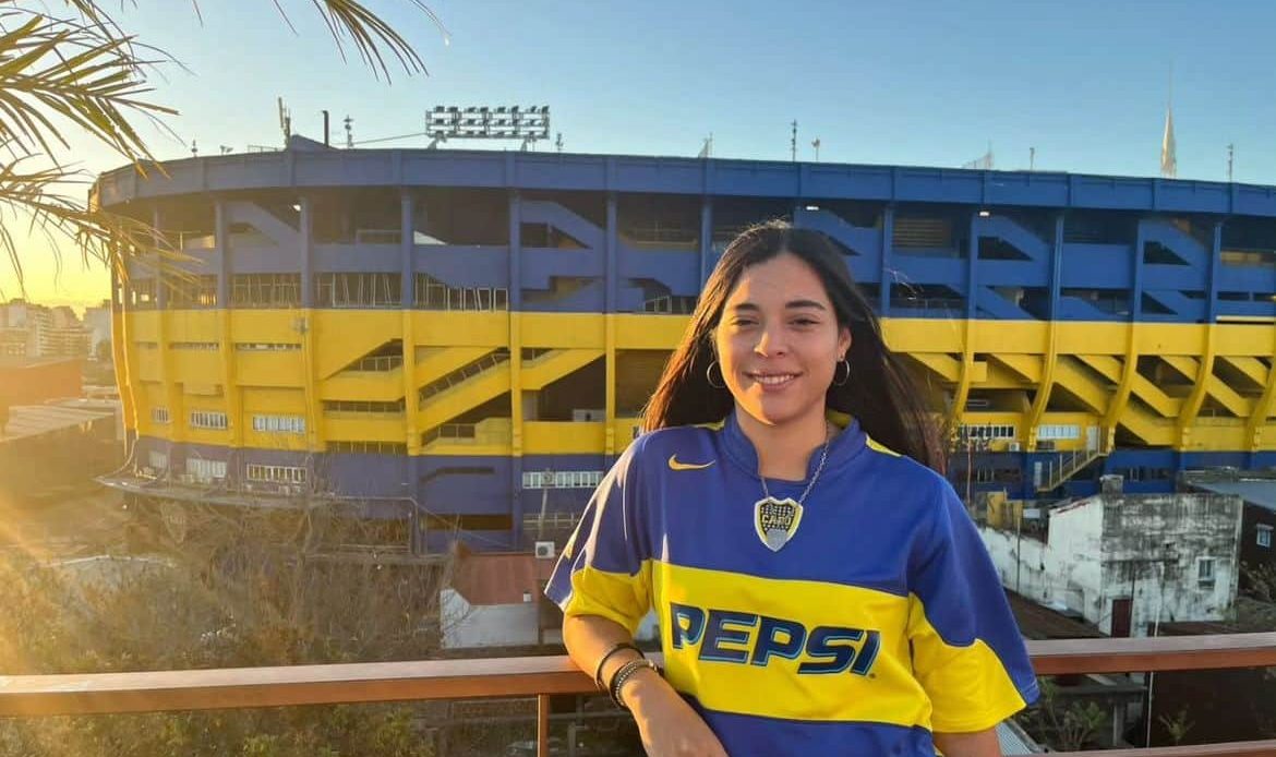 Micaela Dom&iacute;nguez na frente da Bombonera &ndash; Arquivo pessoal
