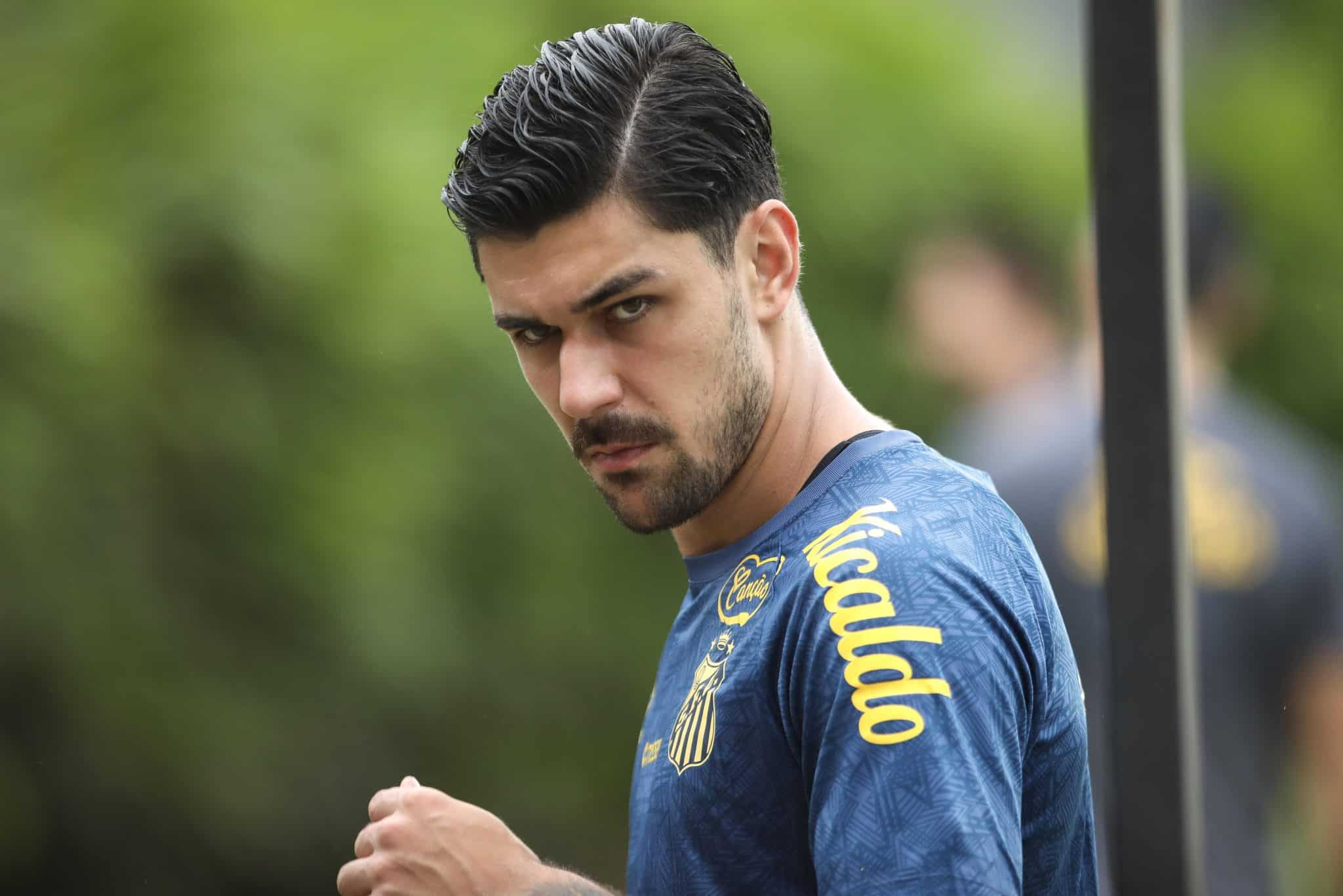 Jo&atilde;o Basso com a roupa de treino do Santos