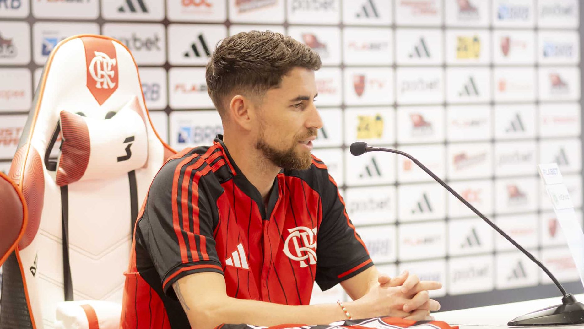 Como n&uacute;mero da camisa explica poss&iacute;vel posicionamento de Jorginho no Flamengo