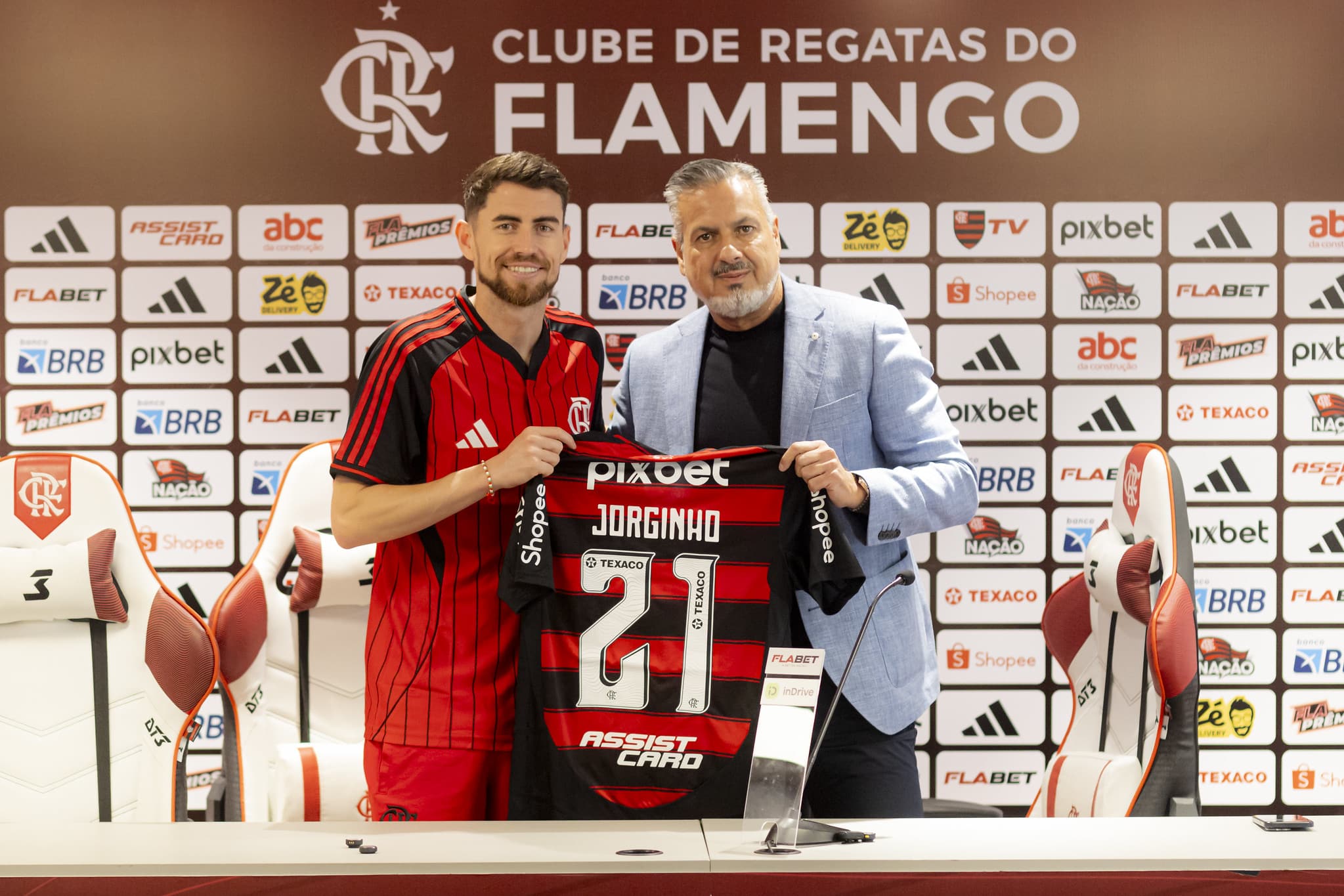 Jorginho vai usar o n&uacute;mero 21 no Flamengo (Foto: Adriano Fontes/Flamengo)