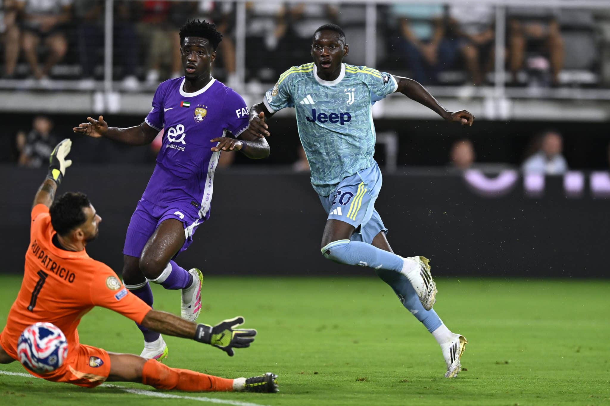 Kolo Muani finaliza em Rui Patricio durante Al-Ain x Juventus no Mundial