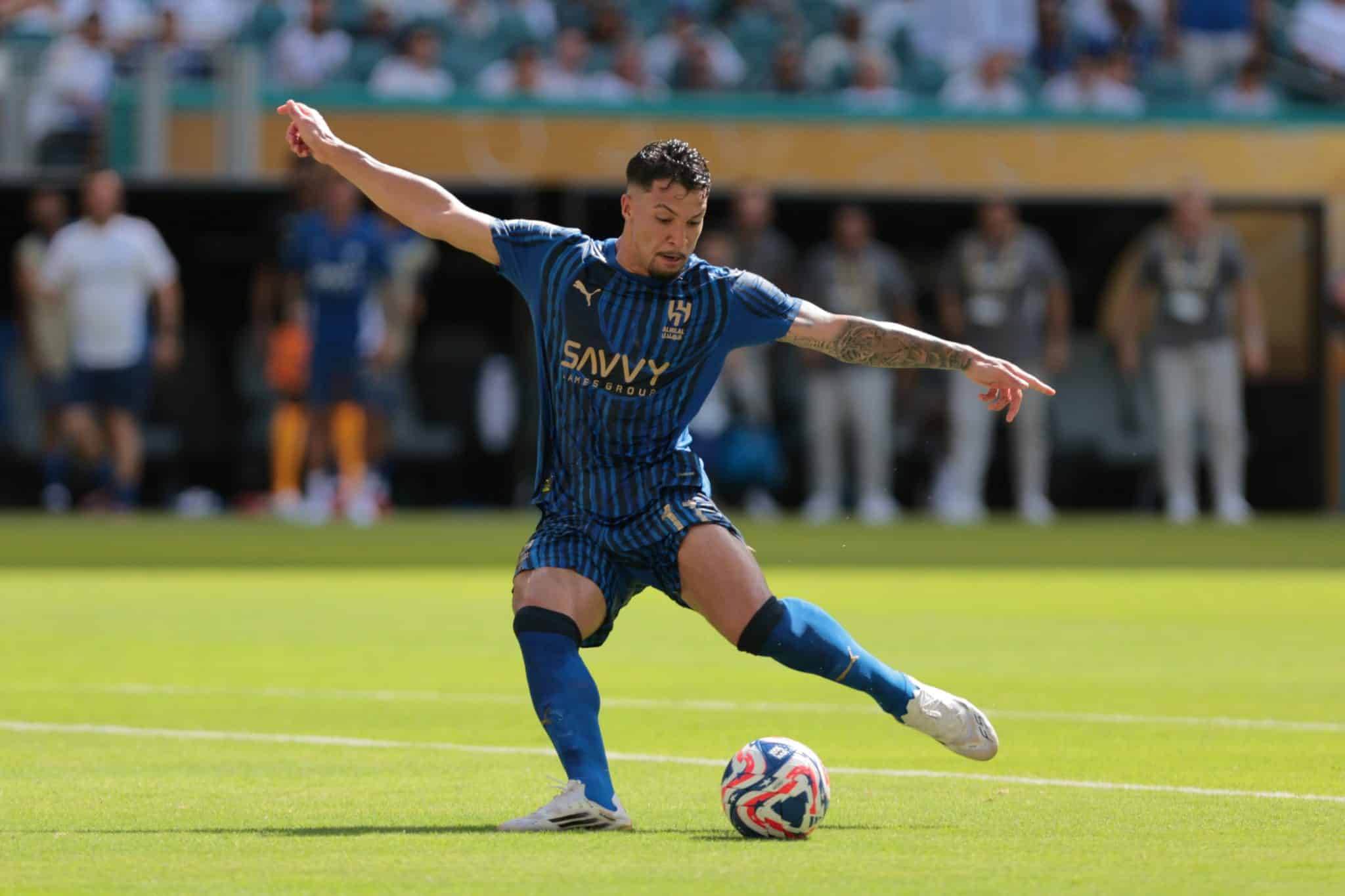 Marcos Leonardo finalizando diante do RB Salzburg