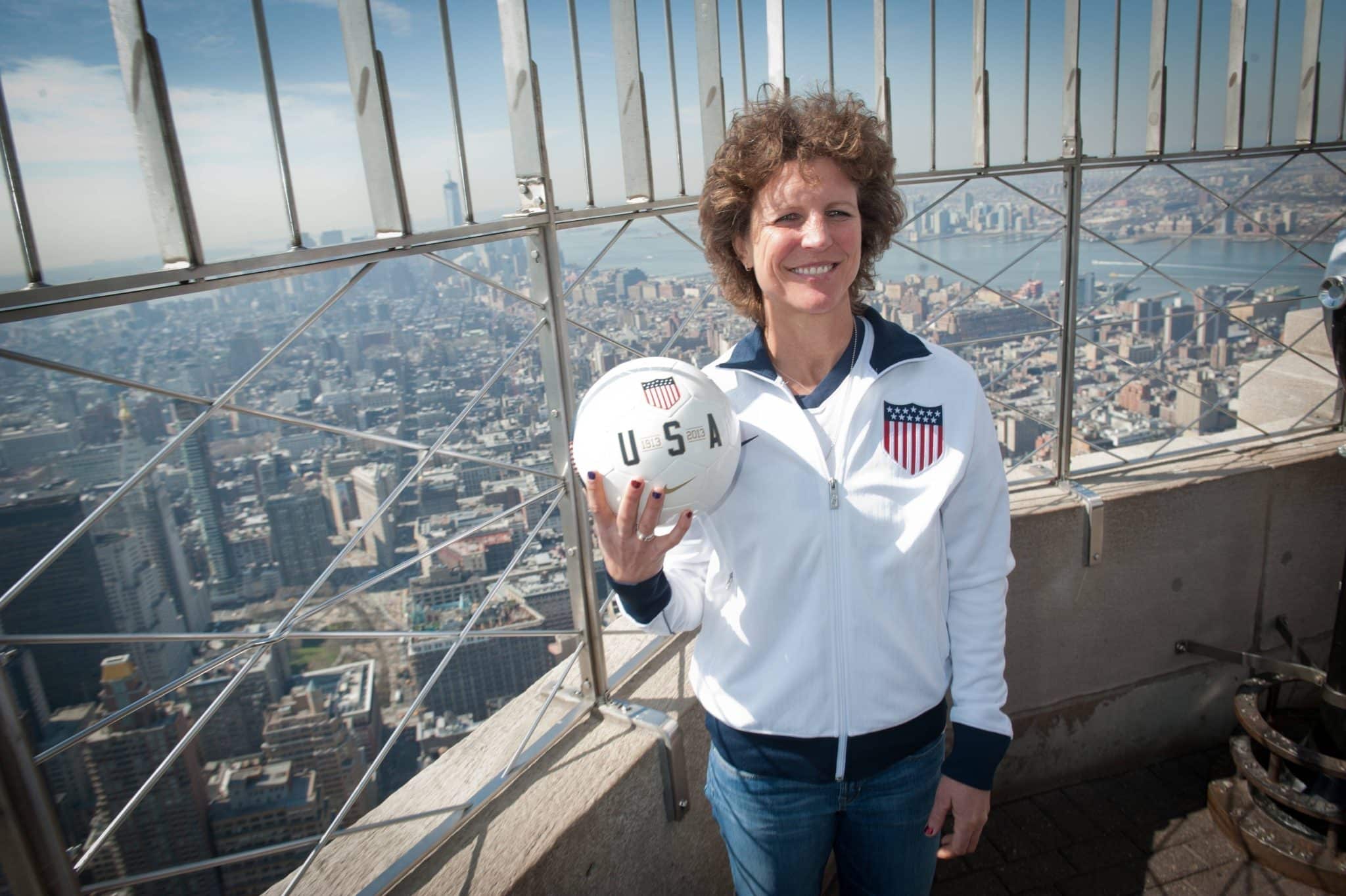 Michelle Akers no 100&ordm; anivers&aacute;rio da Federa&ccedil;&atilde;o de Futebol dos EUA