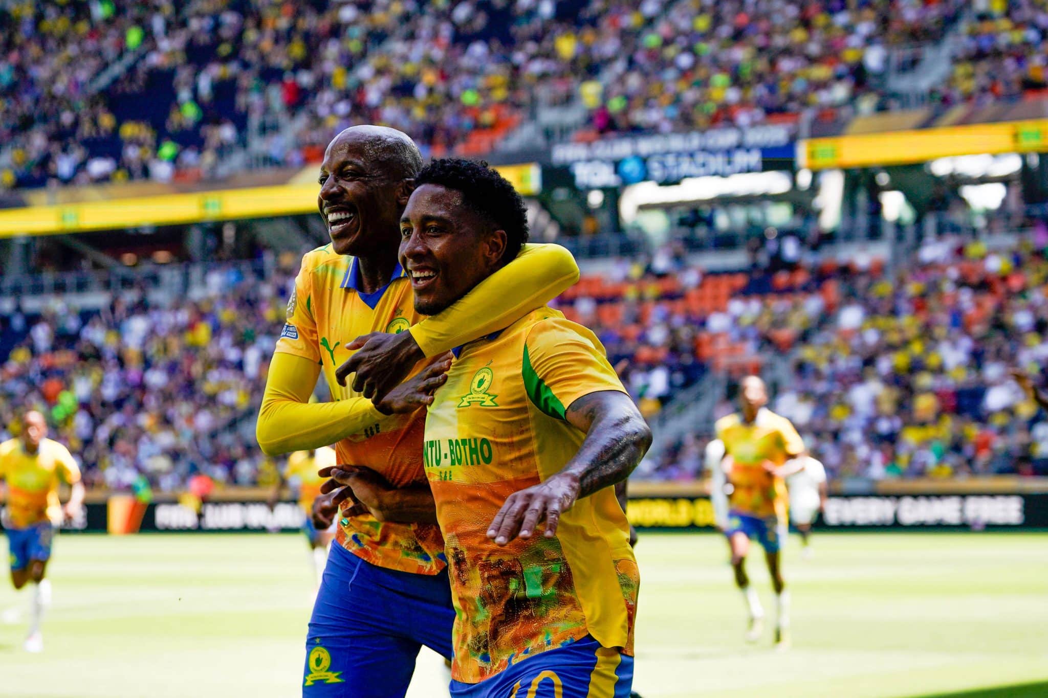 Mudau e Lucas Ribeiro celebram gol do brasileiro em Mamelodi Sundowns x Borussia Dortmund