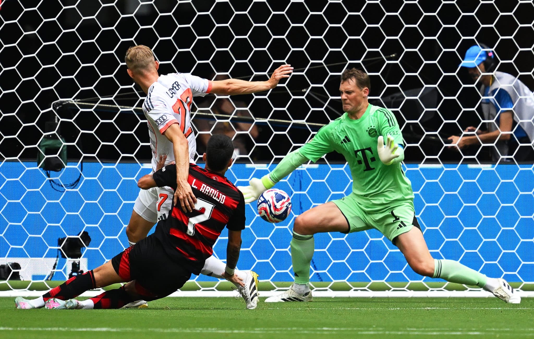 Neuer faz milagre em finaliza&ccedil;&atilde;o de Luiz Ara&uacute;jo no duelo com o Flamengo