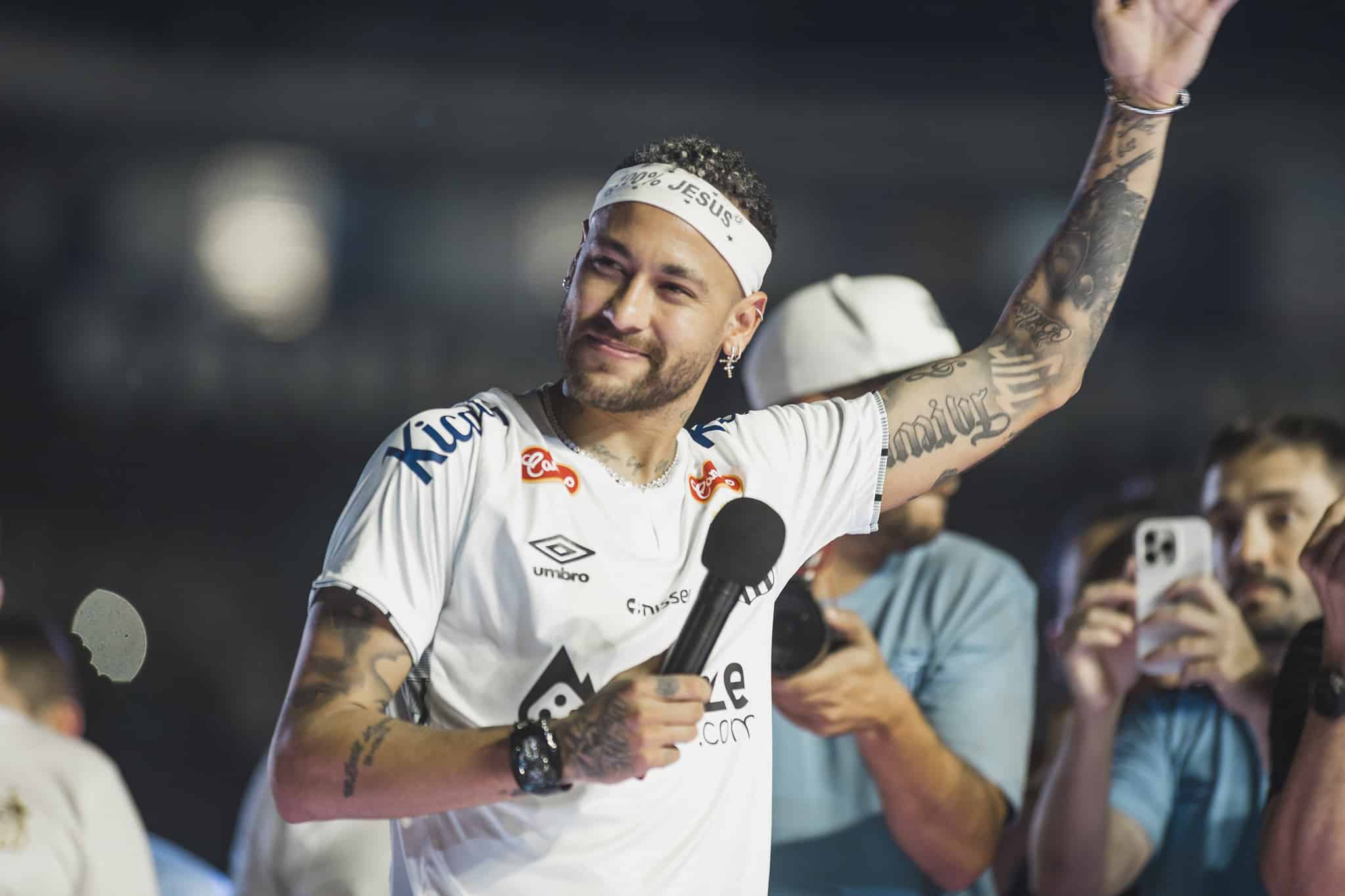 Neymar sendo reapresentado no Santos