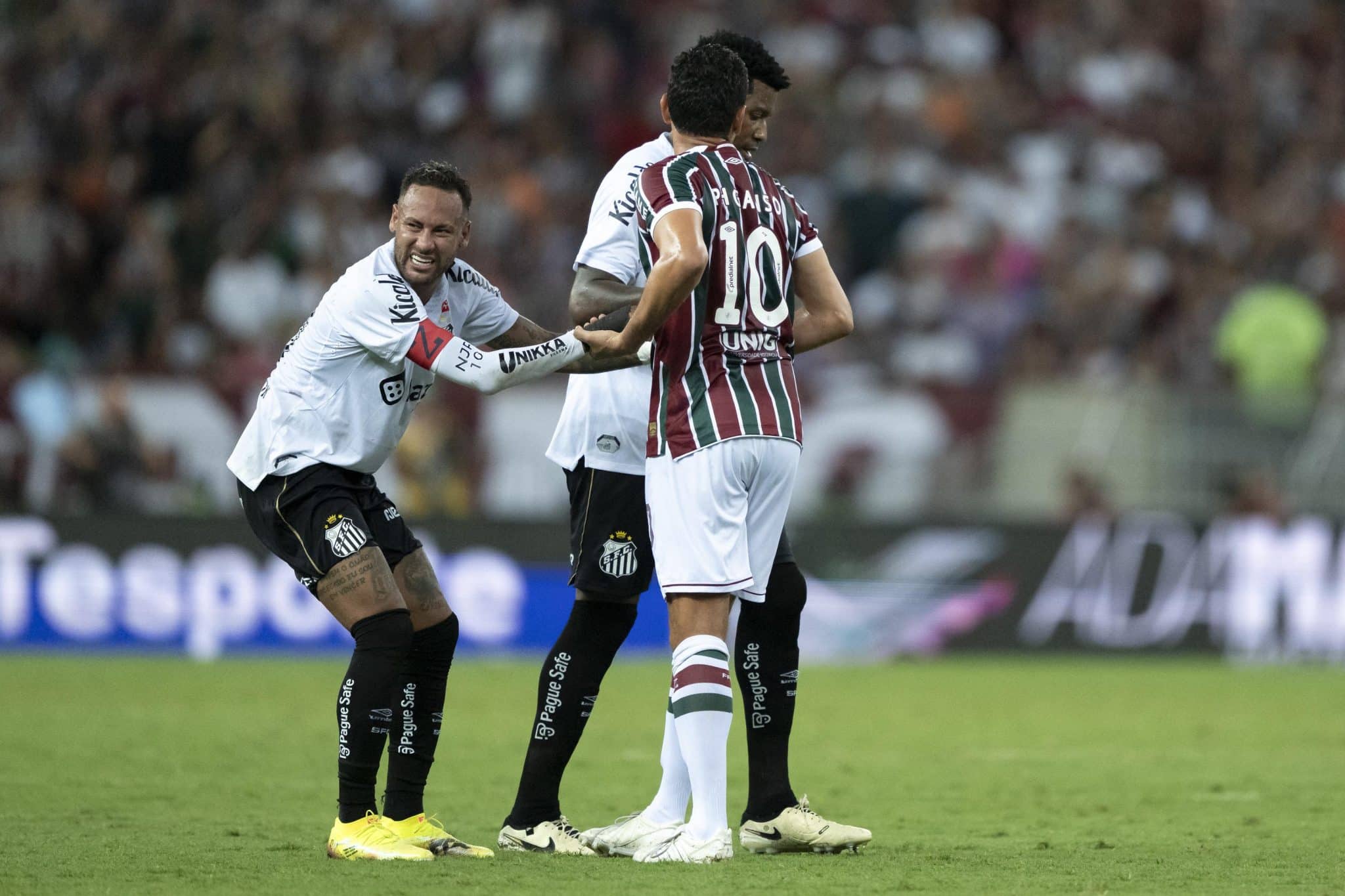 Neymar brincando com o amigo Paulo Henrique Ganso