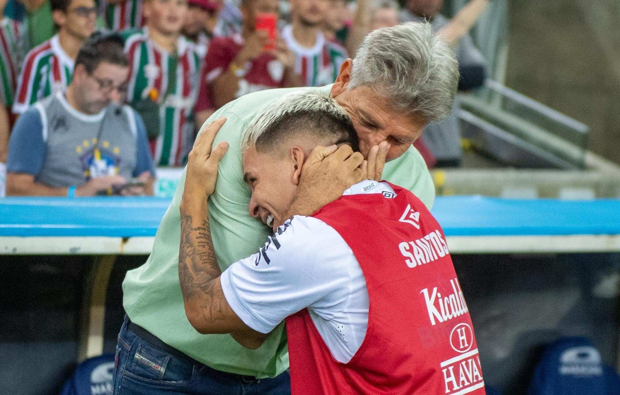 Renato Ga&uacute;cho conversando com Soteldo antes de Fluminense e Santos