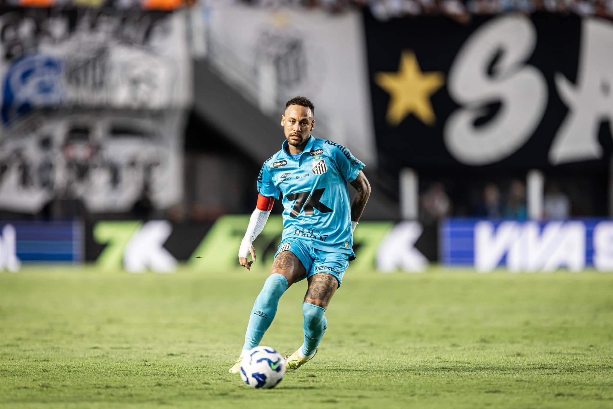 Neymar contra o Botafogo vestido de azul
