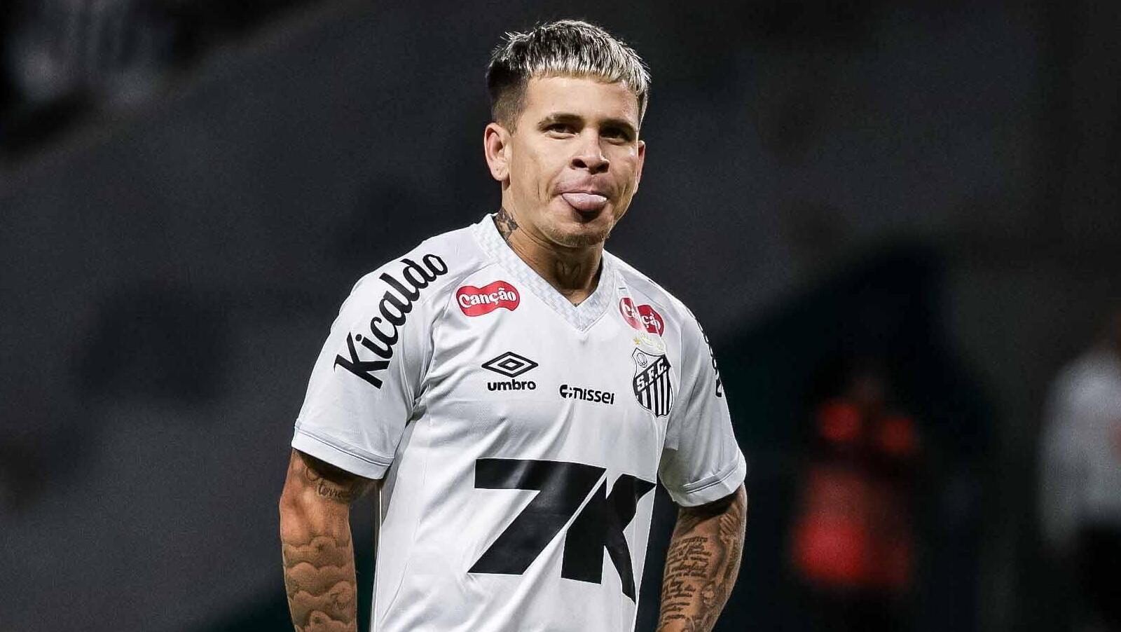 Soteldo mostrando a lingua contra o Cear&aacute;