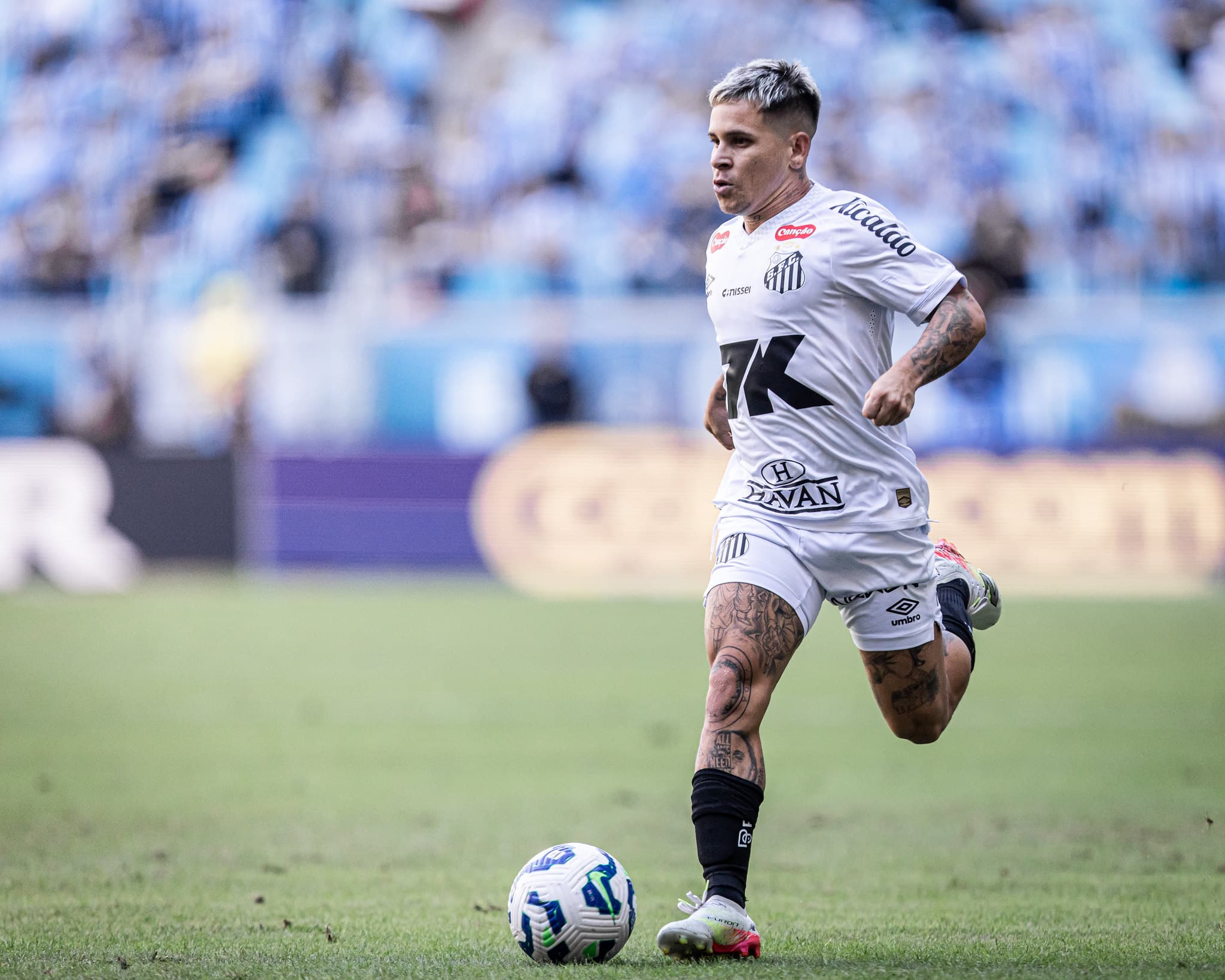 Soteldo em a&ccedil;&atilde;o durante o jogo entre Santos e Gr&ecirc;mio