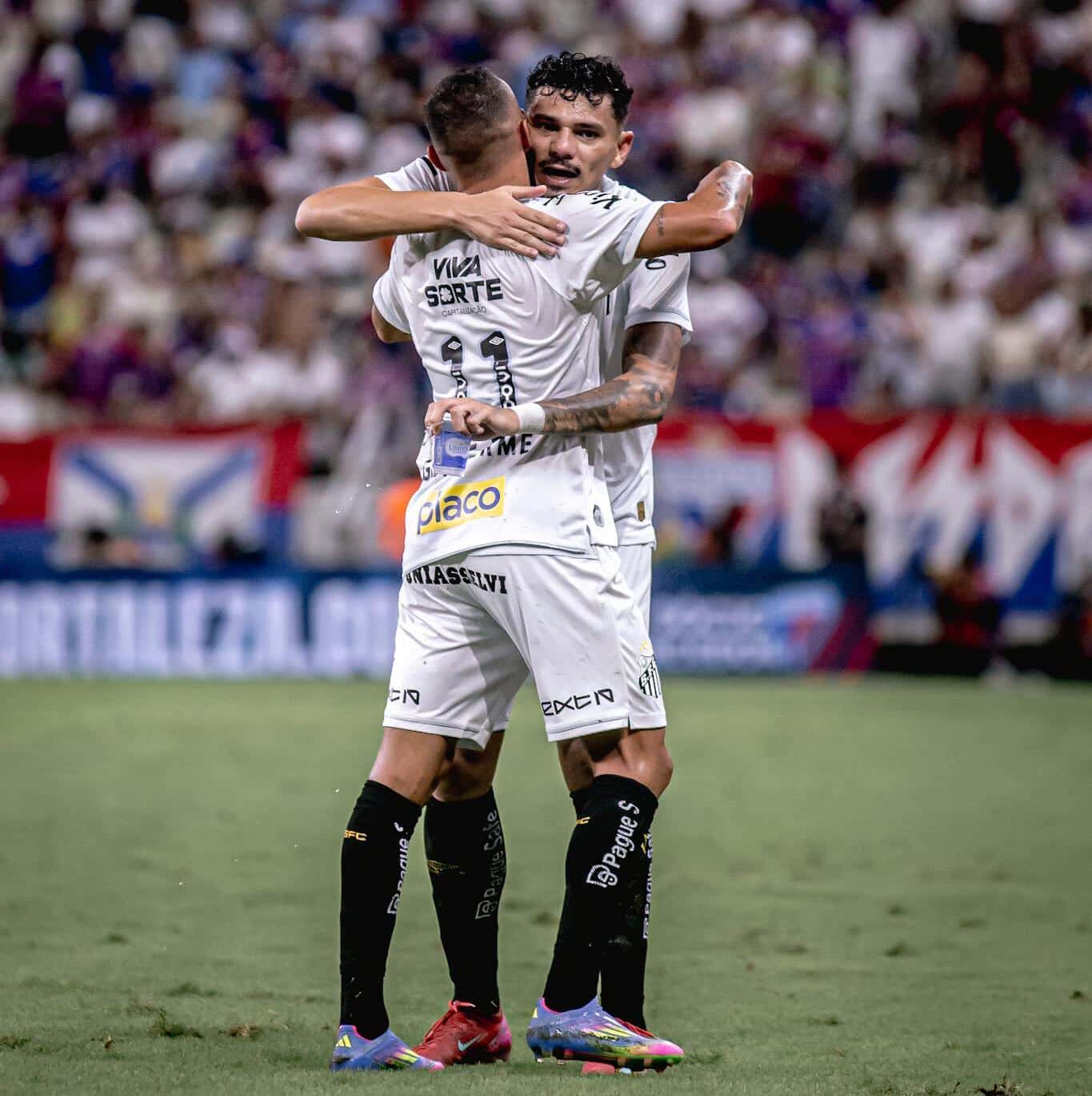 Guilherme e Tiquinho Soares comemoram o gol do Santos