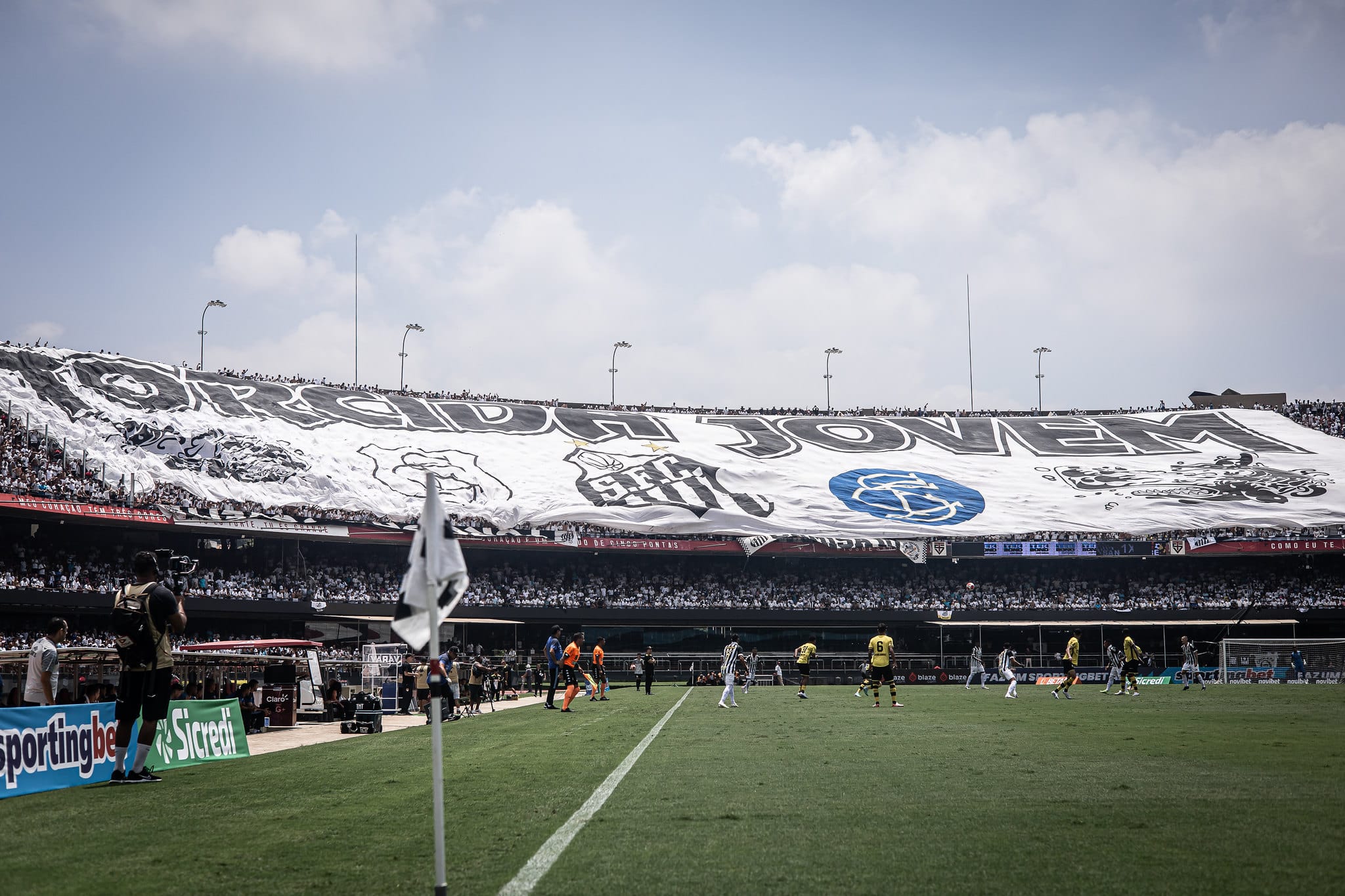 Torcida do Santos com bandeir&atilde;o no MorumBIS