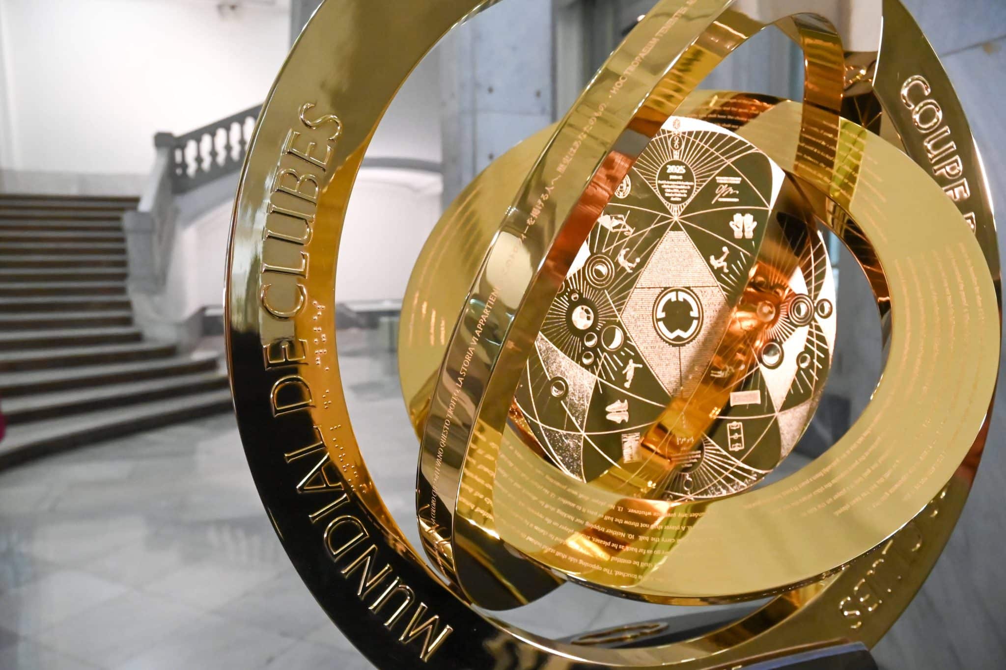 Trof&eacute;u do novo Mundial de Clubes da Fifa exposto em Madri