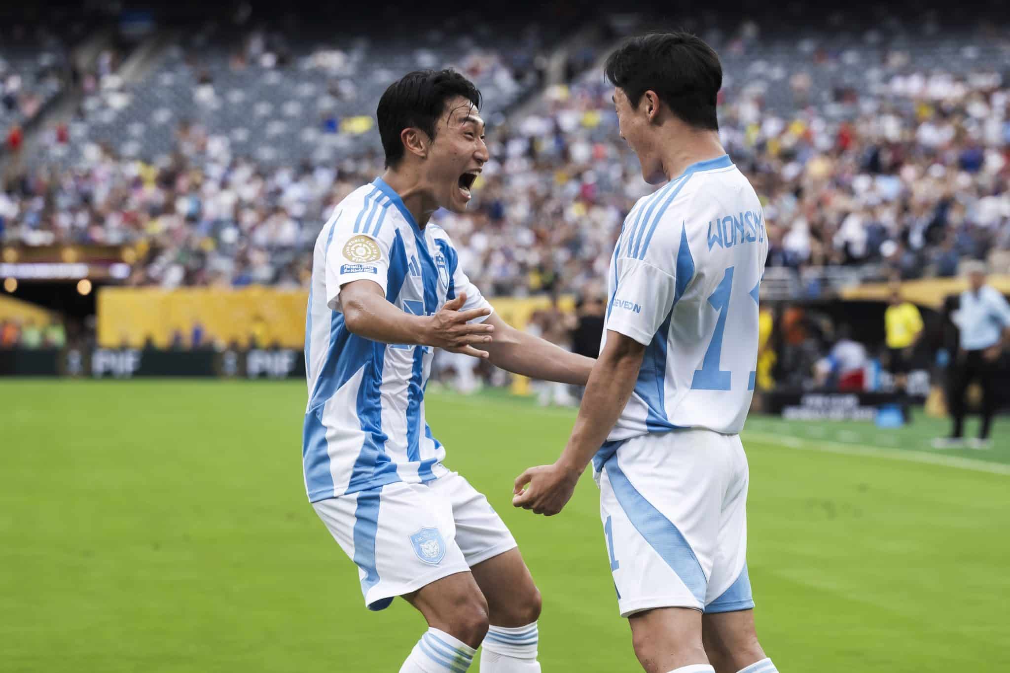 &nbsp;Um Won-sang e Lee Jin-hyun comemoram gol do Ulsan HD