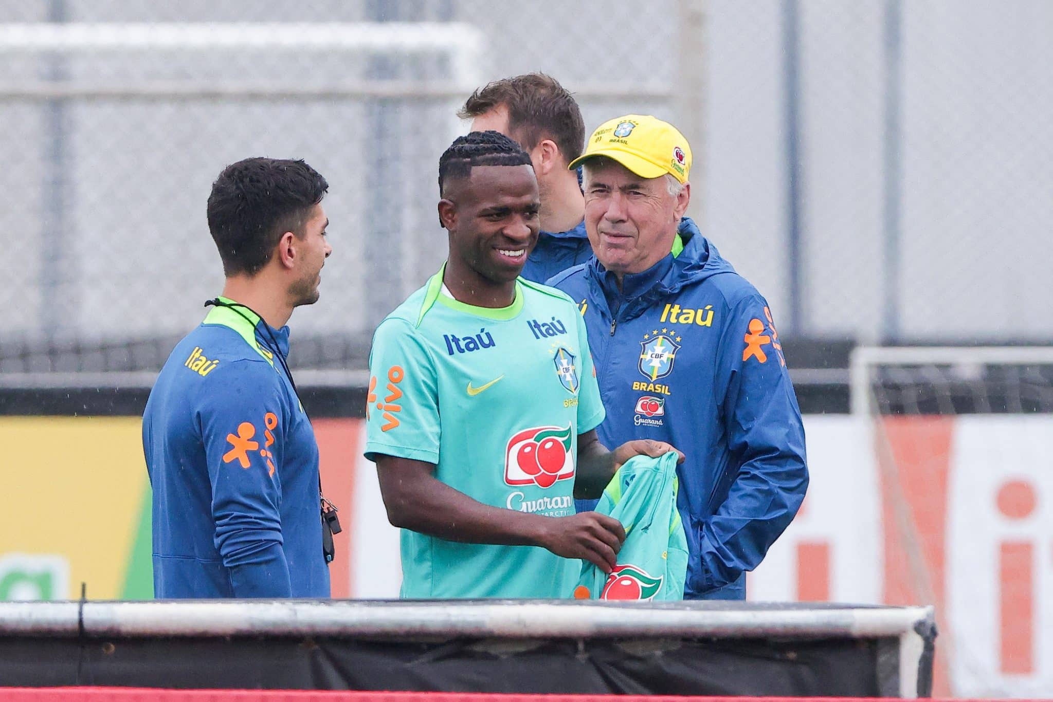 Carlo Ancelotti, com Vini Jr.