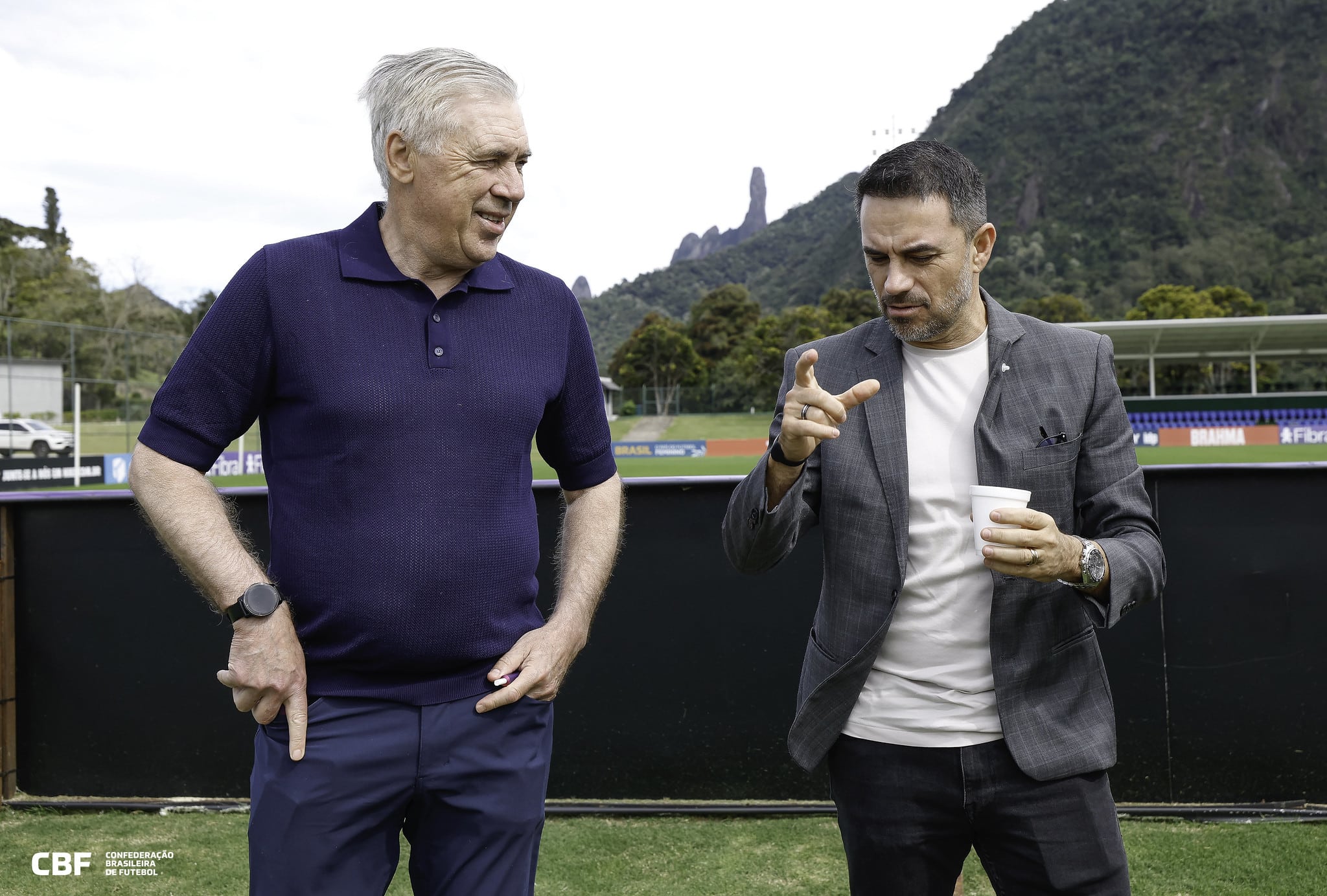 Carlo Ancelotti, ao lado do diretor Rodrigo Caetano na Granja Comary