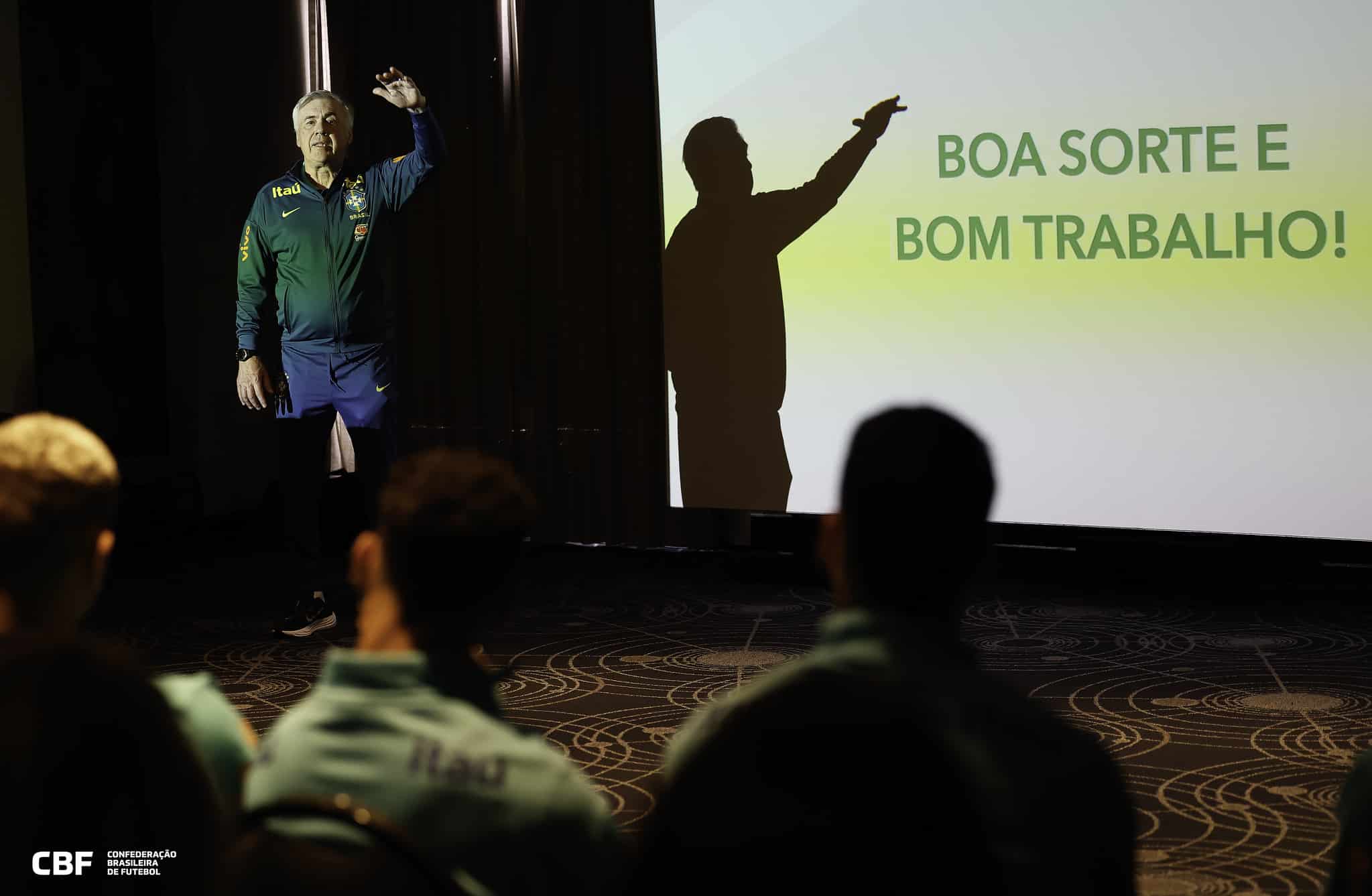 Carlo Ancelotti durante palestre pela Sele&ccedil;&atilde;o