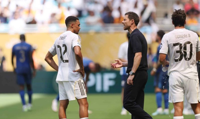 Arnold é sincero sobre mudança de posição e se impressiona com Xabi: ‘Poderia jogar se quisesse’