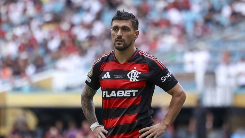 ‘Não viu a bola’: Arrascaeta ‘some’ em Flamengo x Bayern e mostra por que nunca jogou na Europa