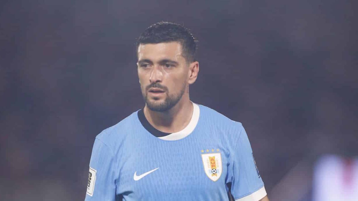 &lsquo;Mais 10 anos dele&rsquo;: Nem gola&ccedil;o convence uruguaios sobre Arrascaeta