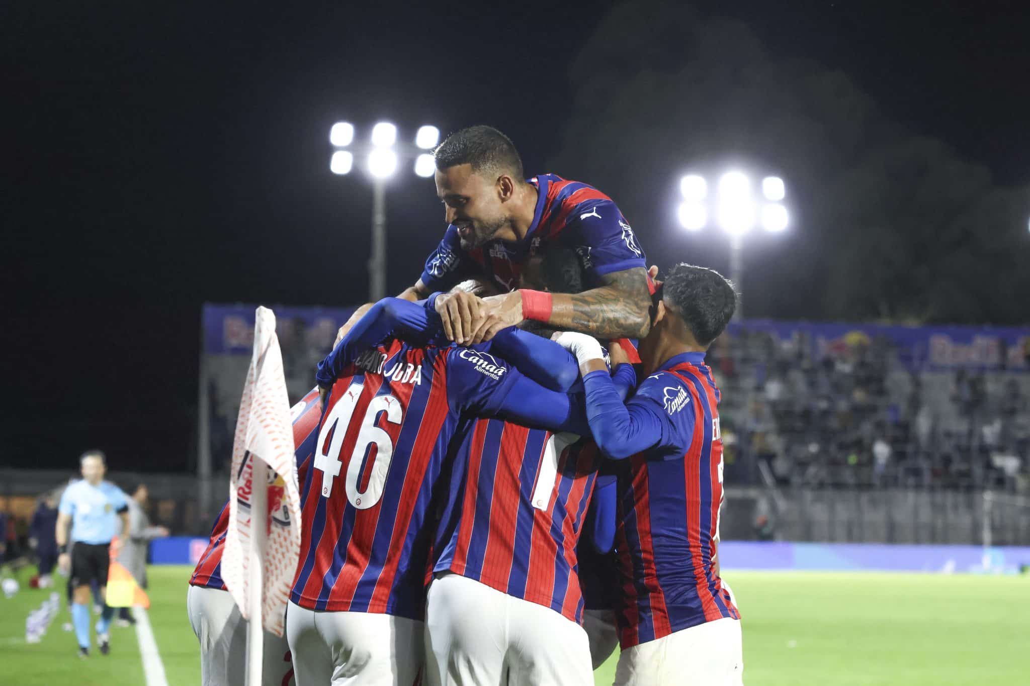 Elenco do Bahia celebra gol contra Bragantino