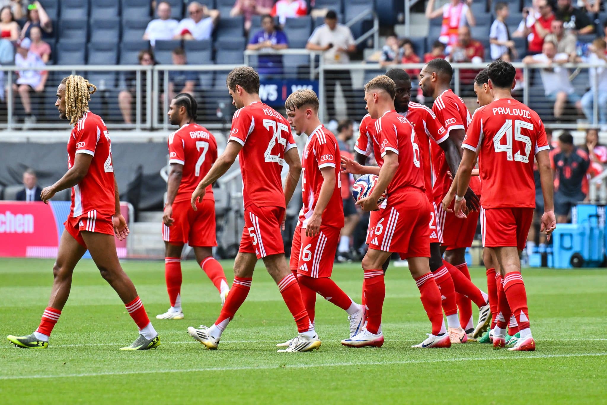 Jogadores do Bayern "comemoram" gol no Mundial