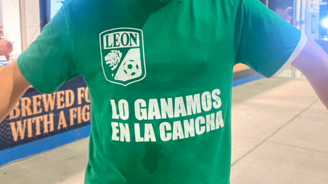 &lsquo;Ganhamos em campo&rsquo;: Torcedores do Le&oacute;n protestam contra Fifa em jogo de substituto com o Flamengo