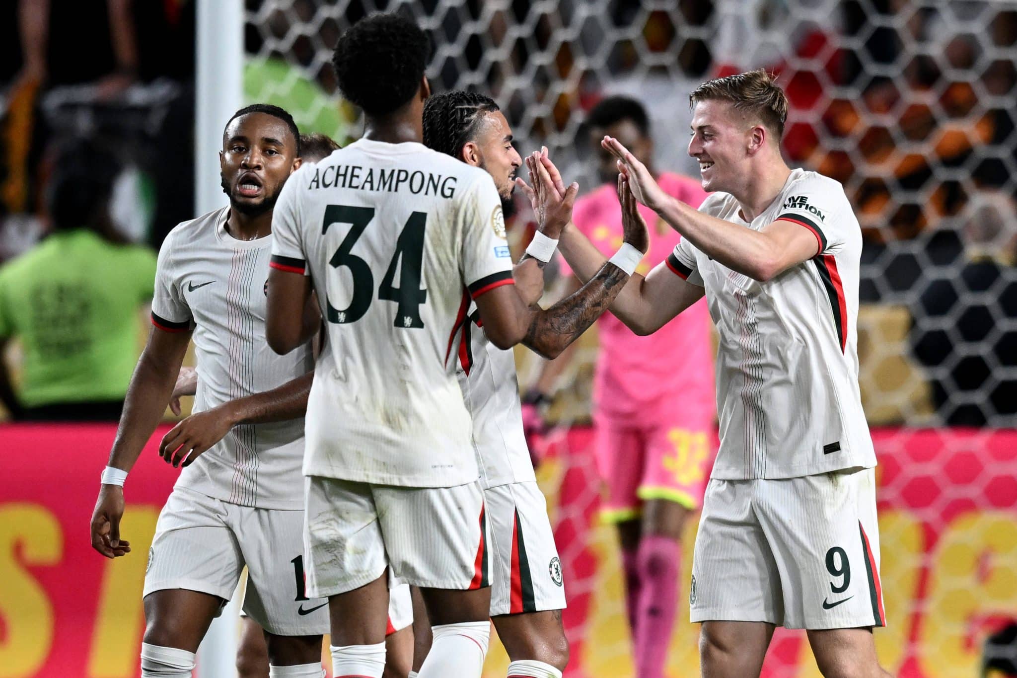 Elenco do Chelsea comemora gol