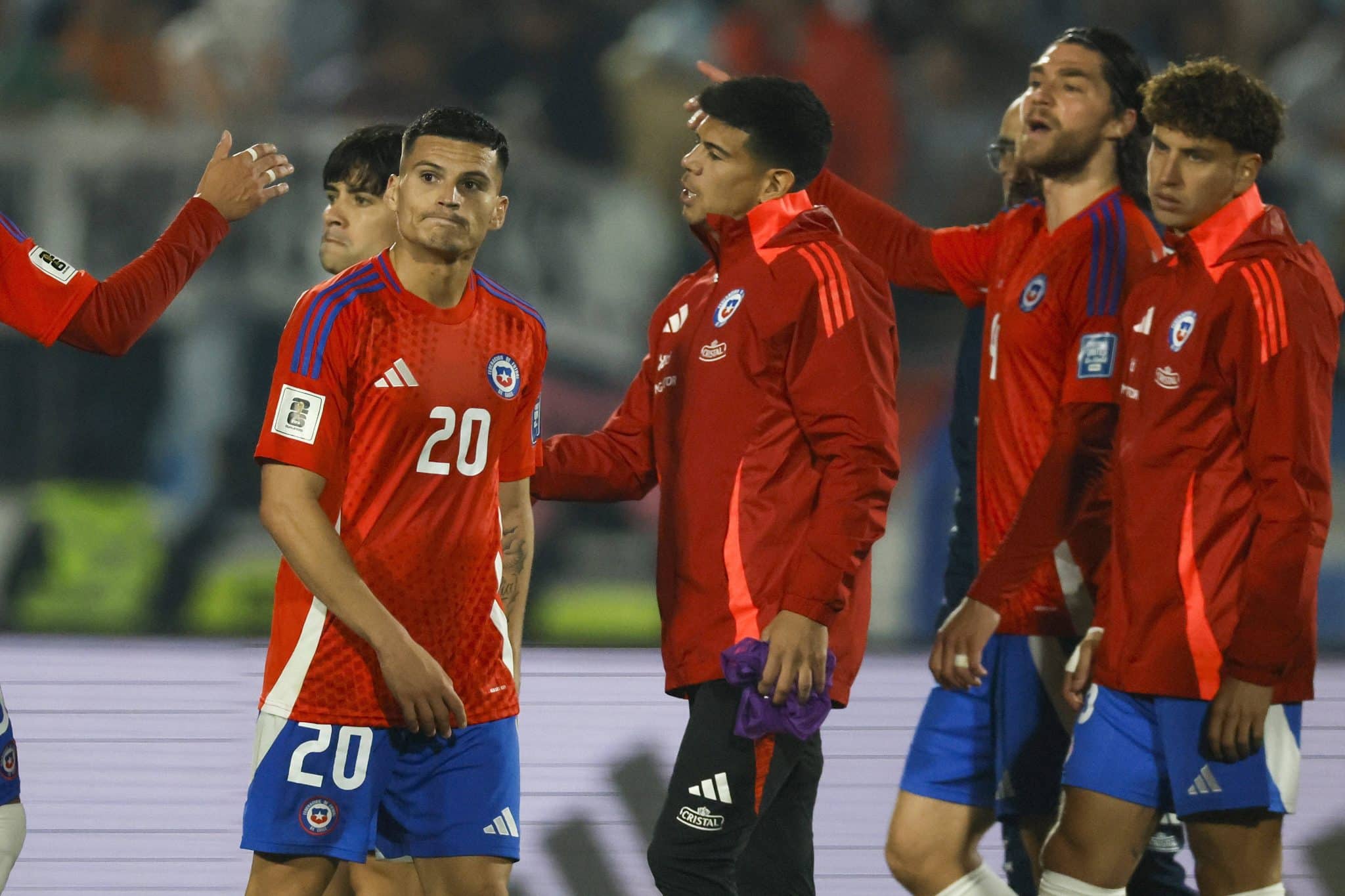 Chilenos lamentam ap&oacute;s derrota para a Argentina (Foto: Imago)