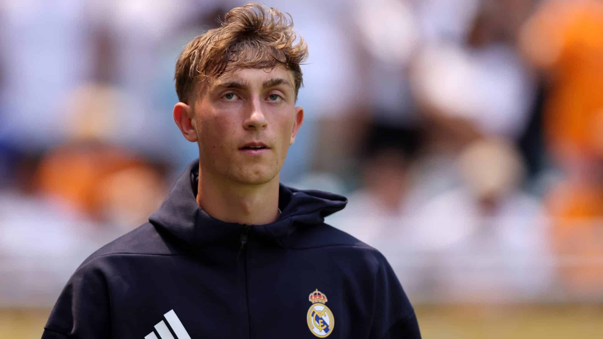 &lsquo;Melhor do time&rsquo; e &lsquo;contrata&ccedil;&atilde;o do s&eacute;culo&rsquo;: Zagueiro do Real Madrid impressiona em s&oacute; 2 jogos