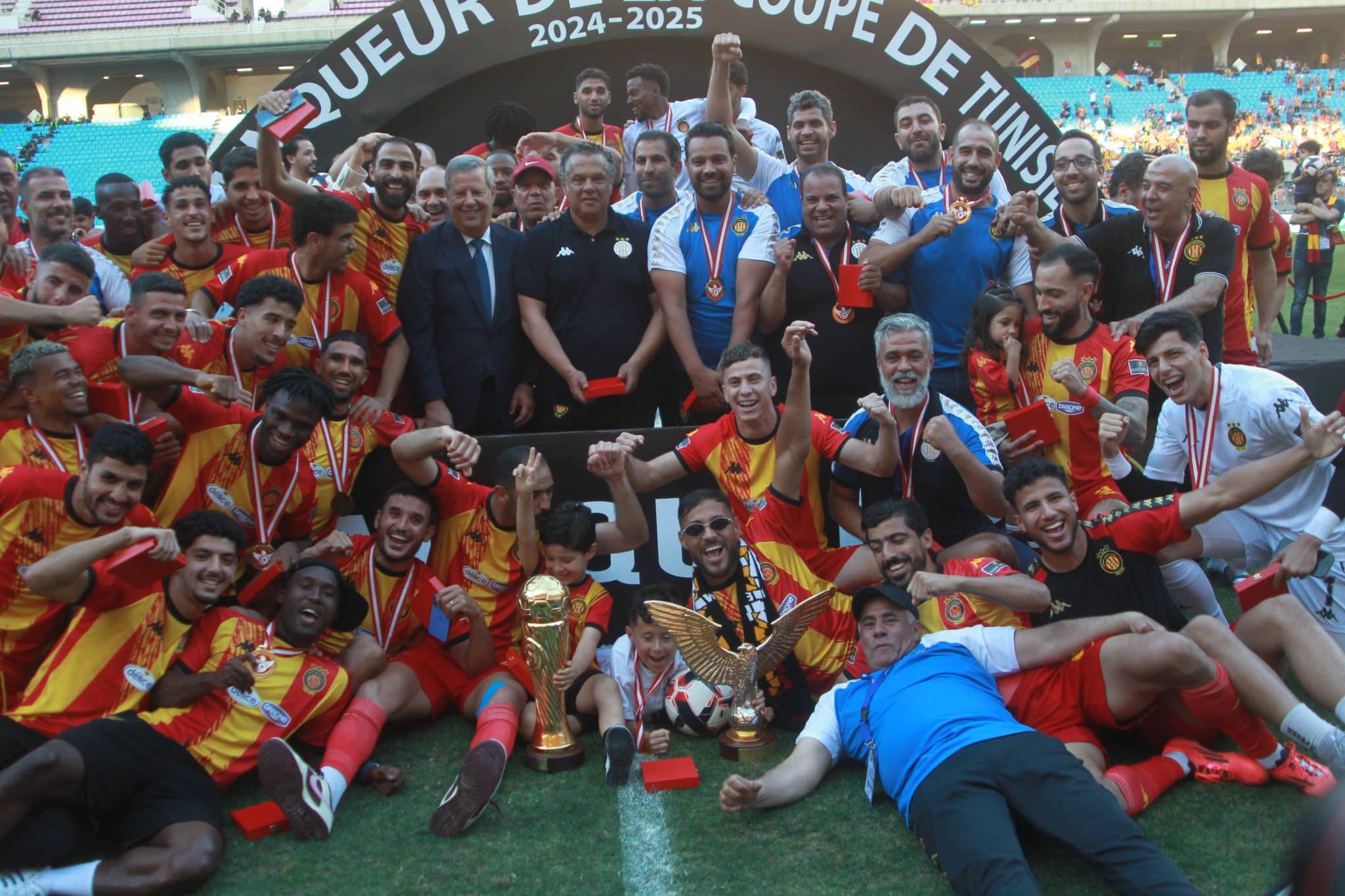 Elenco do Esper&aacute;nce de Tunis comemora t&iacute;tulo da Copa da Tun&iacute;sia