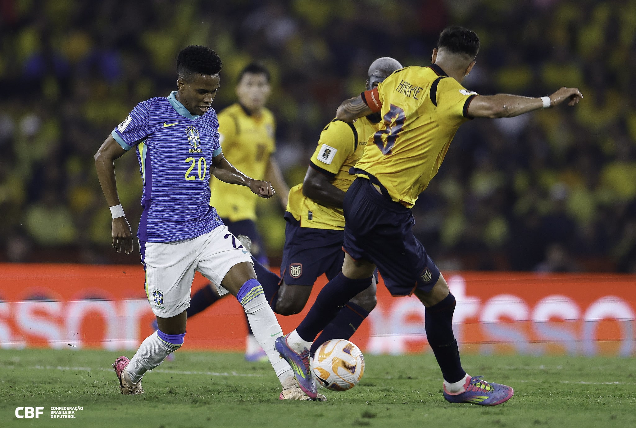 Estev&atilde;o tenta o drible contra o Equador