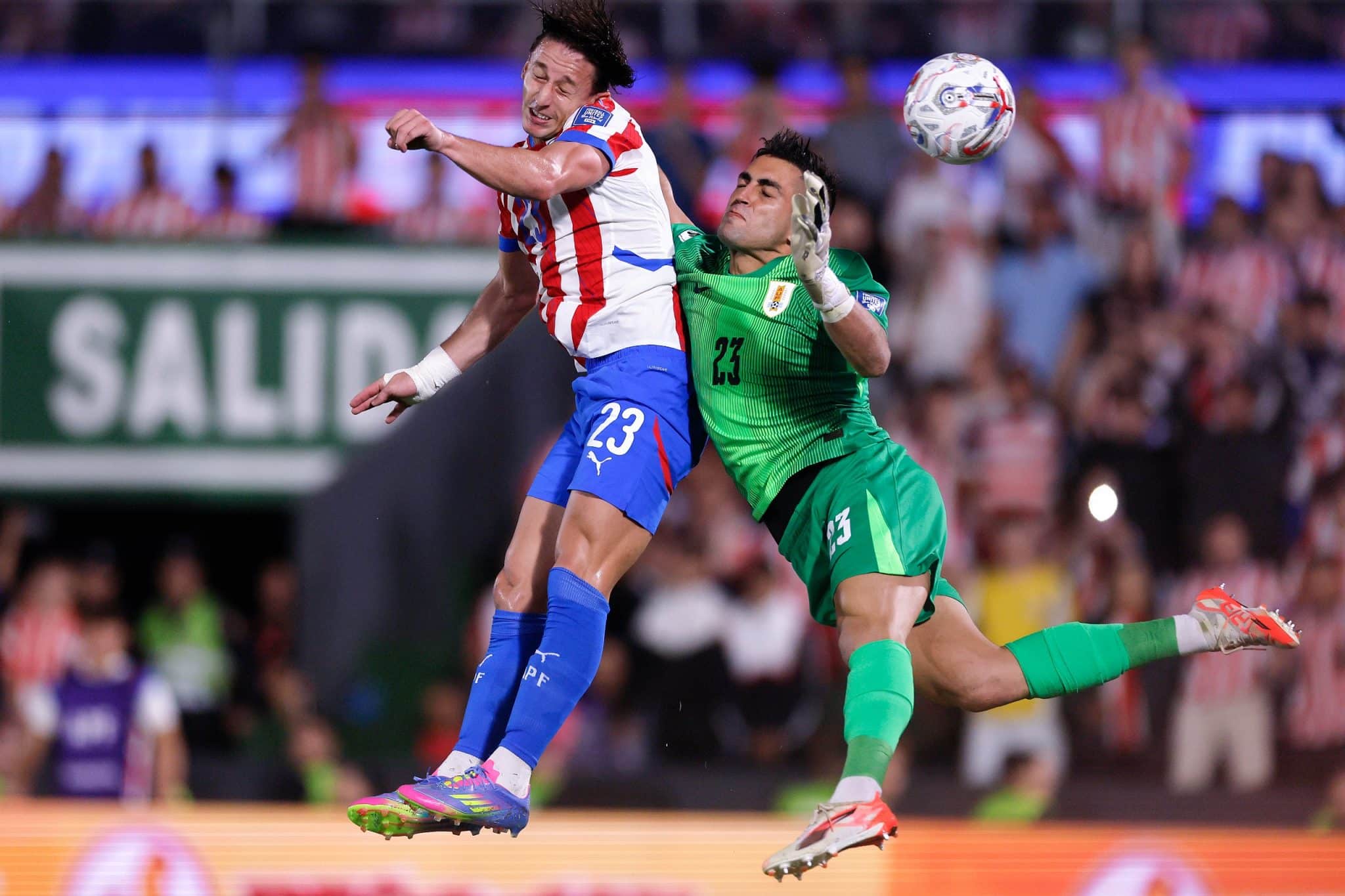 Galarza, do Paraguai, antecipa o goleiro Mele, do Uruguai, e marca gol