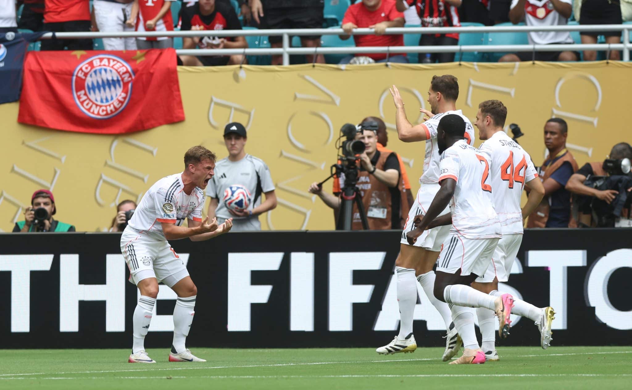 Goretzka vibra com o terceiro gol do Bayern sobre o Flamengo