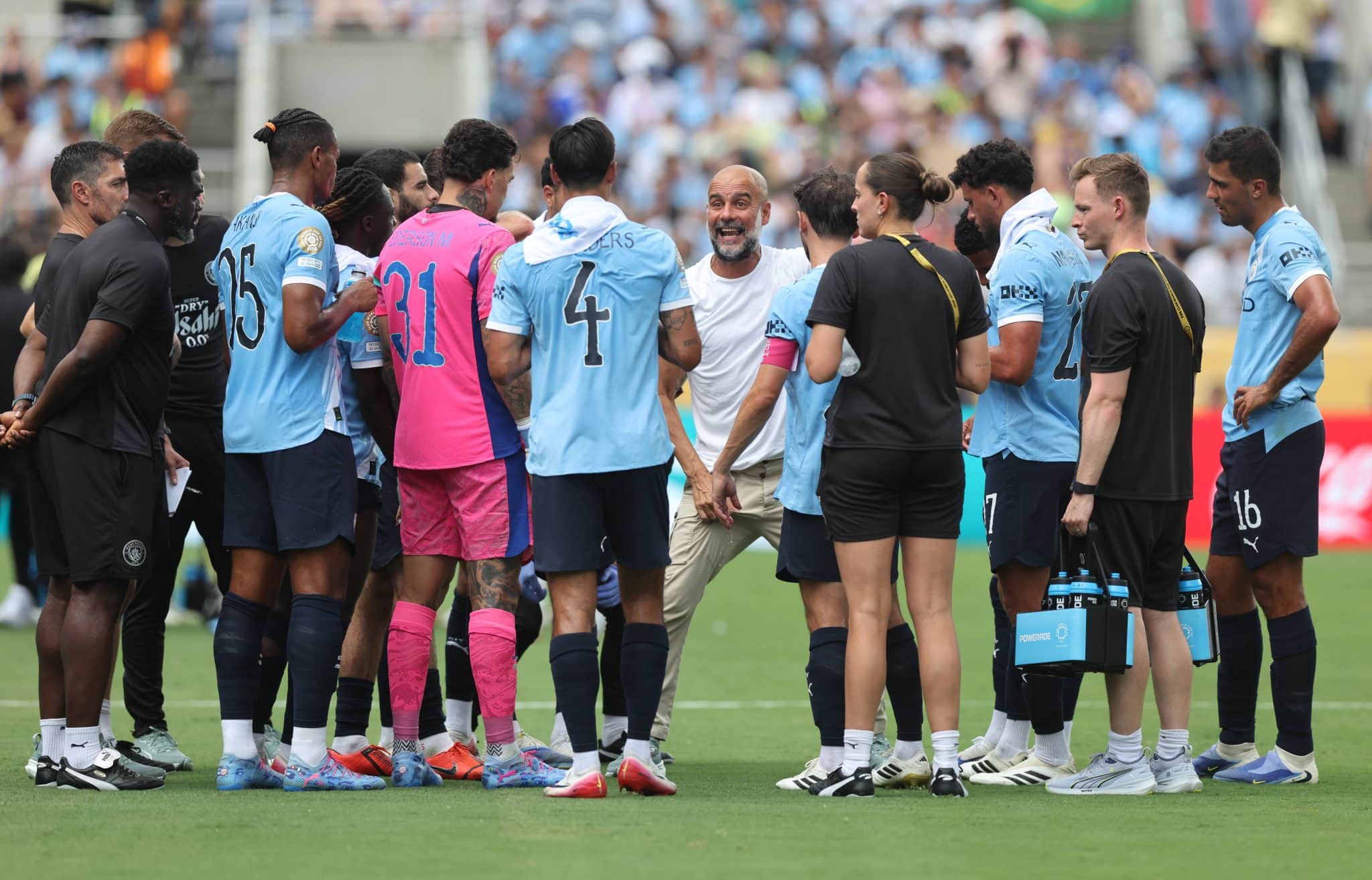 Guardiola orienta jogadores do City durante jogo contra Juventus