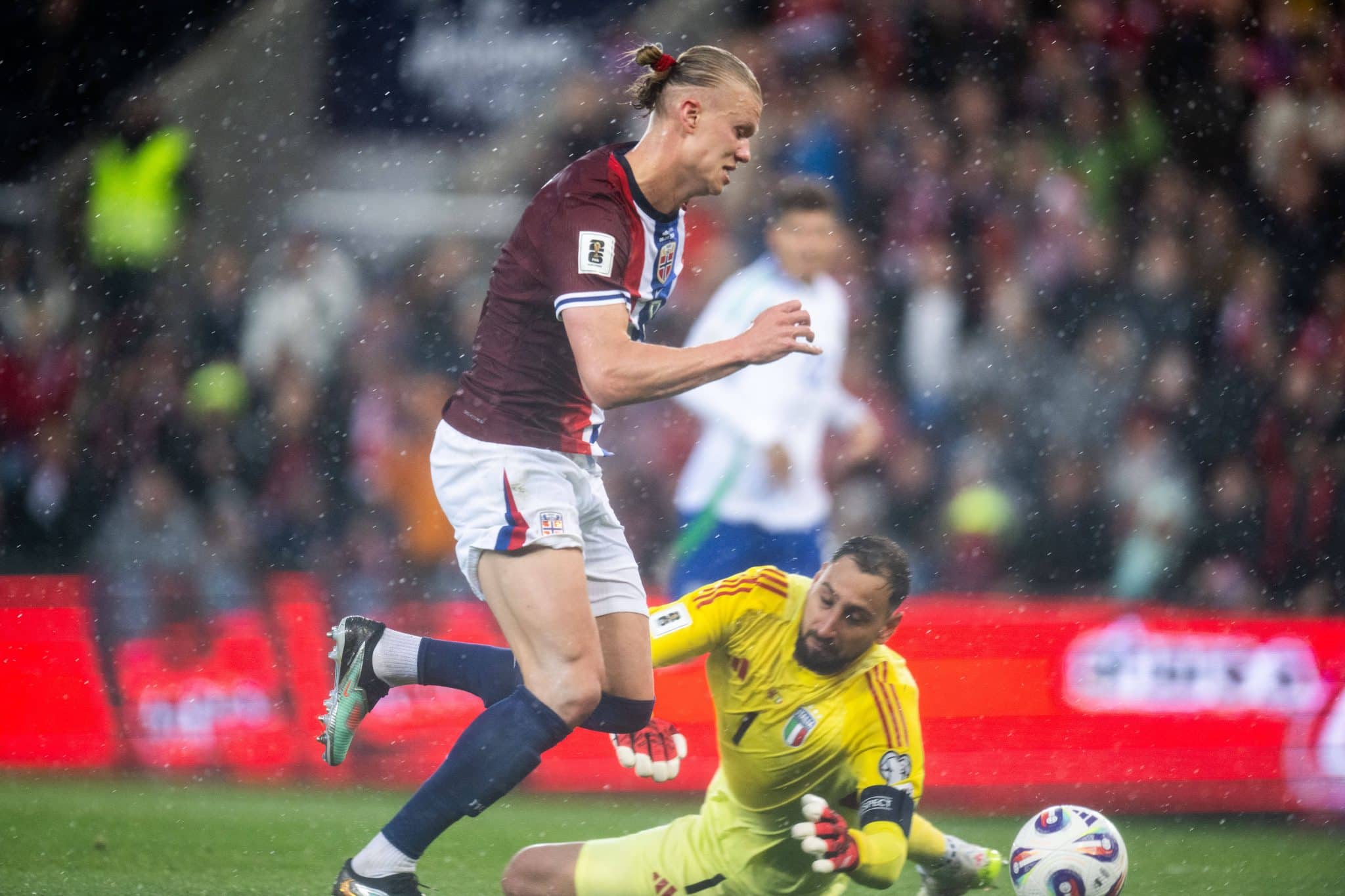Haaland limpa Donnaruma antes de marcar gol da Noruega contra It&aacute;lia 