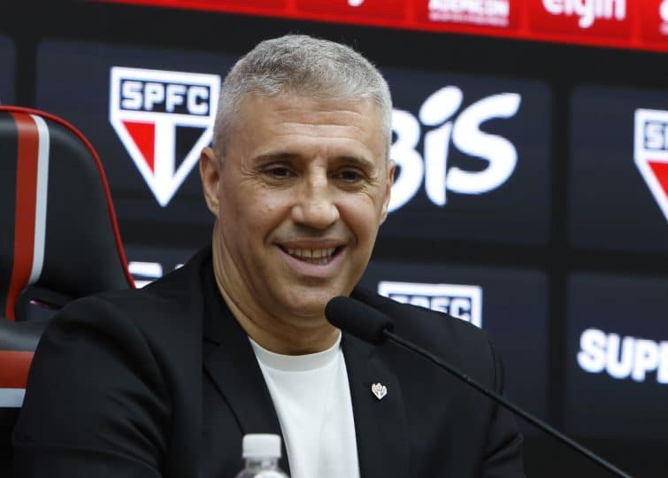 Crespo manda recado e é última esperança para jogador arquivado no São Paulo