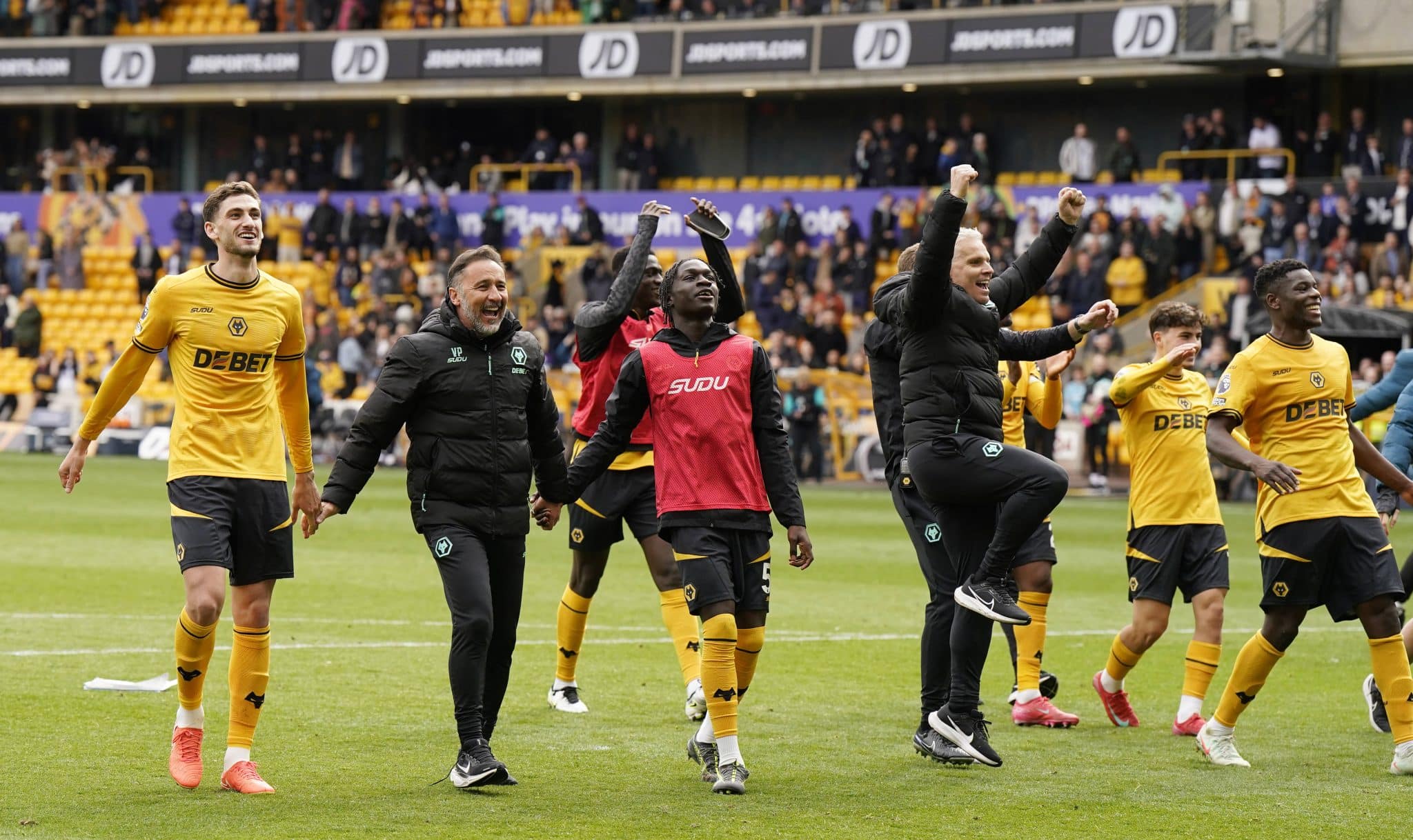 Jogadores do Wolverhampton comemorar com V&iacute;tor Pereira (Foto: Imago)