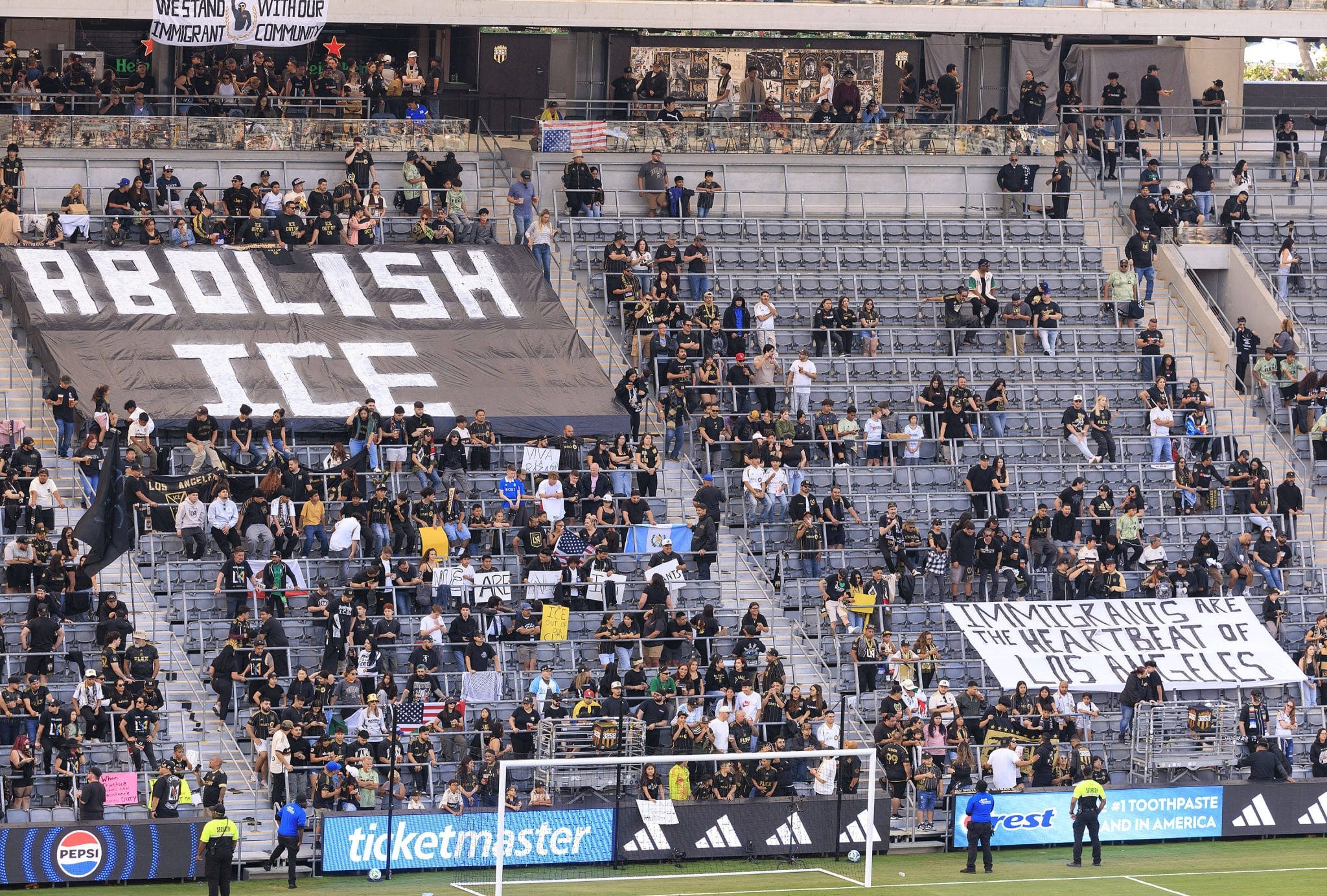Torcida do LAFC protesta contra pol&iacute;ticas anti-imigra&ccedil;&atilde;o de Donald Trump Foto: IMAGO /&nbsp;ZUMA Press Wire