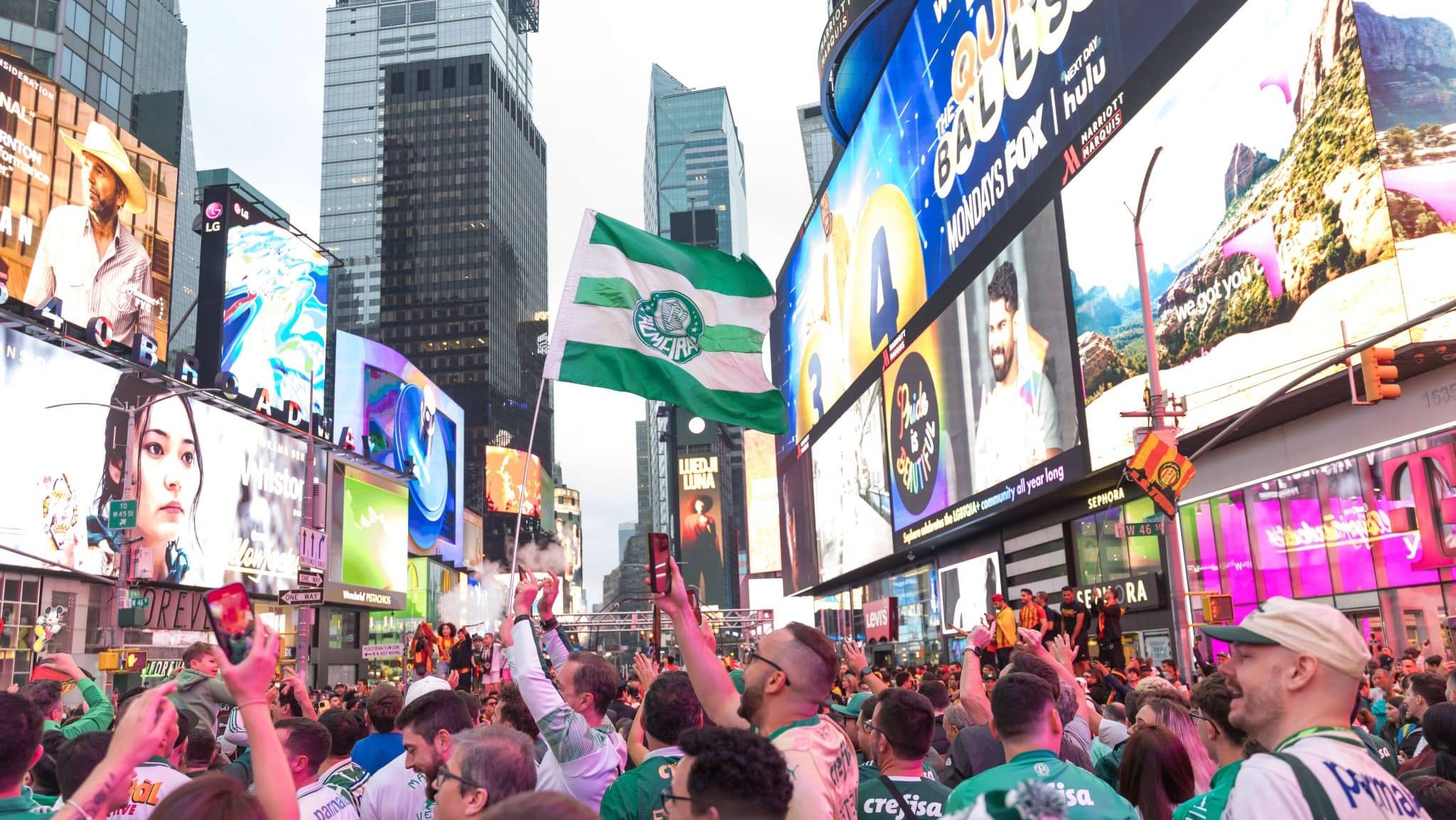 Torcida do Palmeiras na Times Square, em Nova York