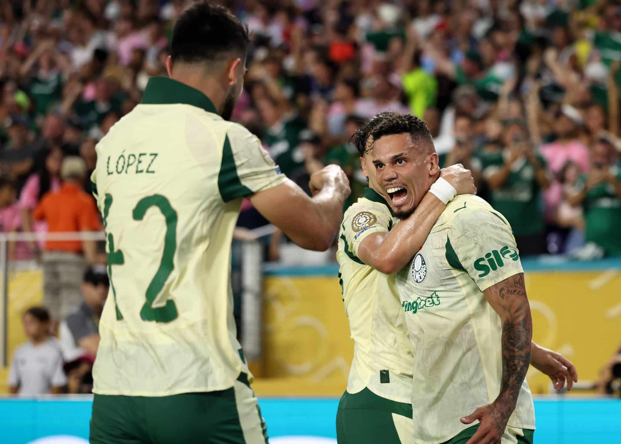 Flaco L&oacute;pez e Paulinho comemoram gol do Palmeiras
