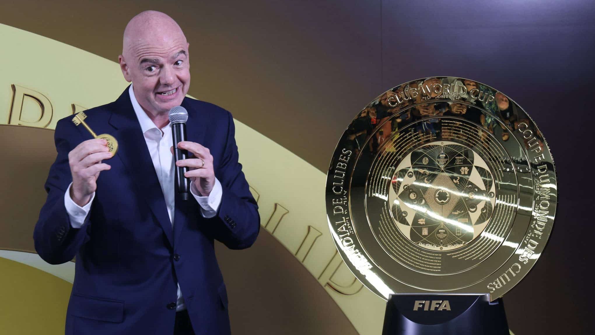 Gianni Infantino e o trof&eacute;u do Mundial de Clubes