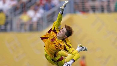 Carrasco da Alemanha na Copa do Mundo faz milagres, mas Borussia Dortmund consegue vingan&ccedil;a