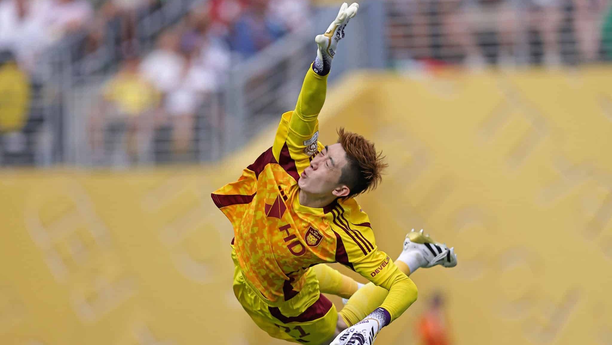 Carrasco da Alemanha na Copa do Mundo faz milagres, mas Borussia Dortmund consegue vingan&ccedil;a