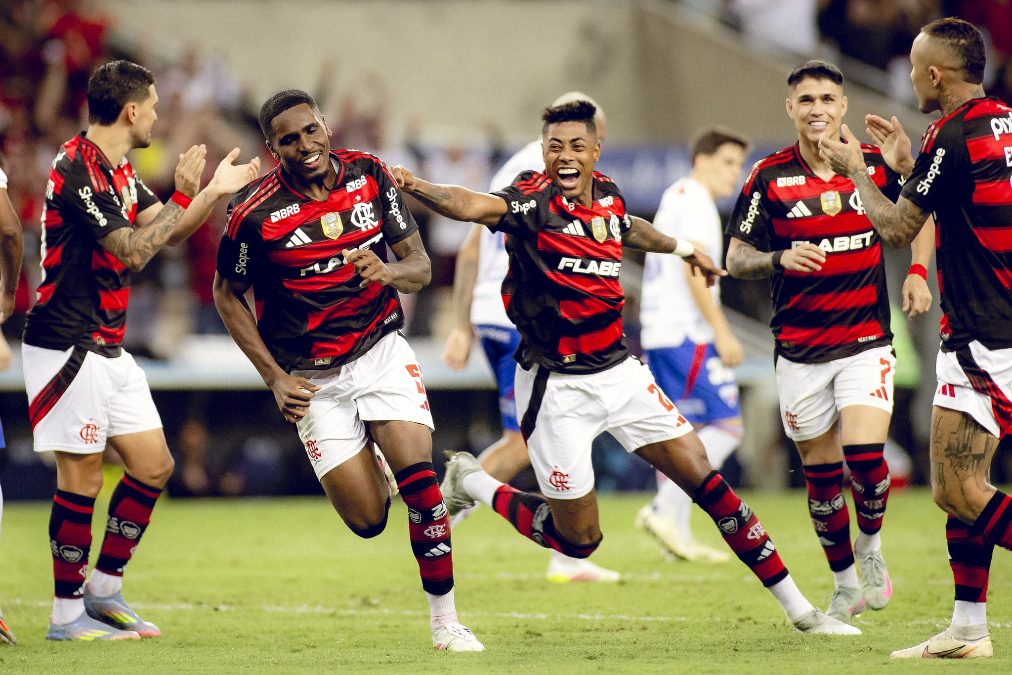 Jogadores do Flamengo celebram gol de Evertton Ara&uacute;jo