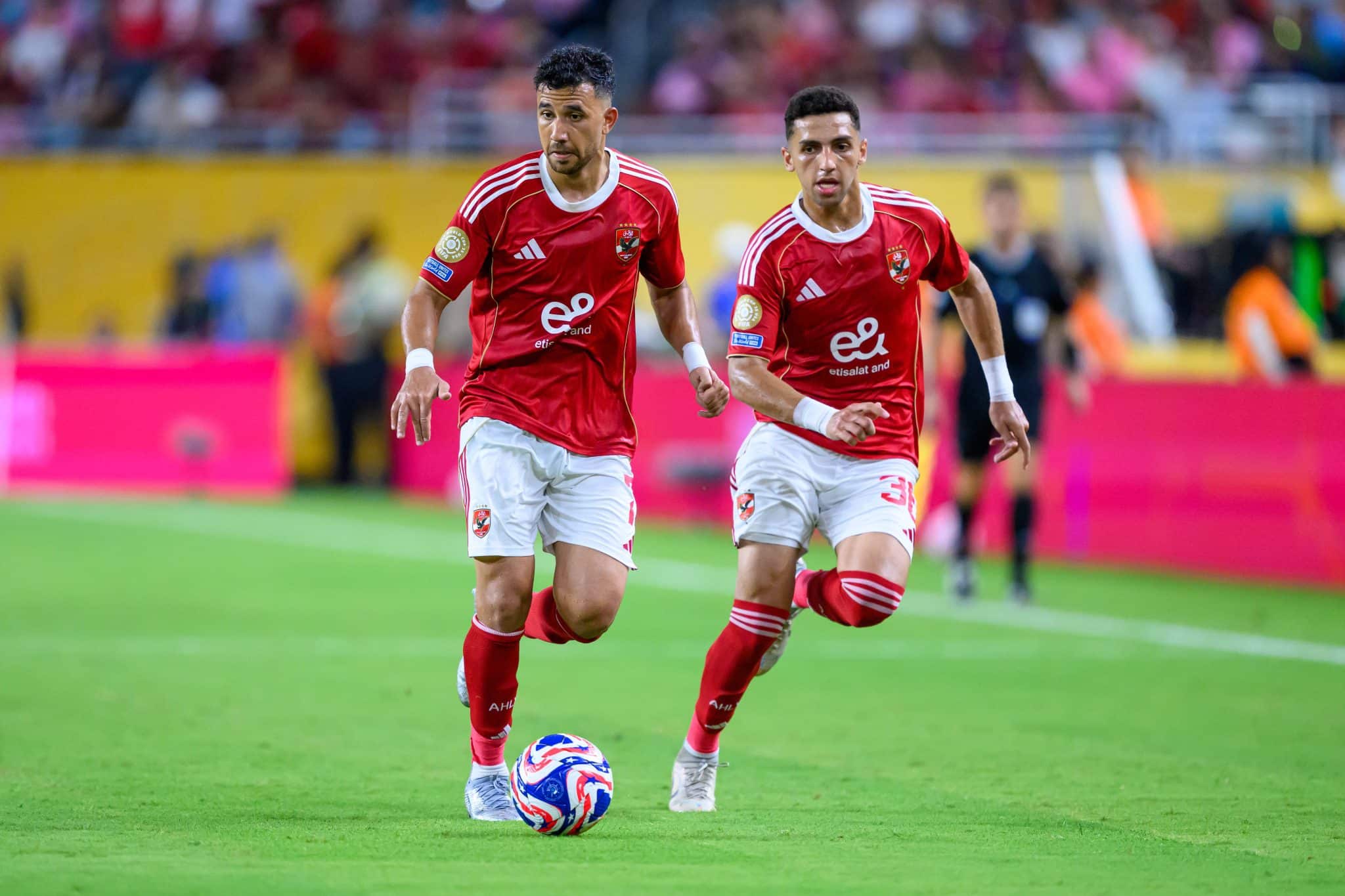 Tr&eacute;z&eacute;guet e Koka em a&ccedil;&atilde;o pelo Al Ahly