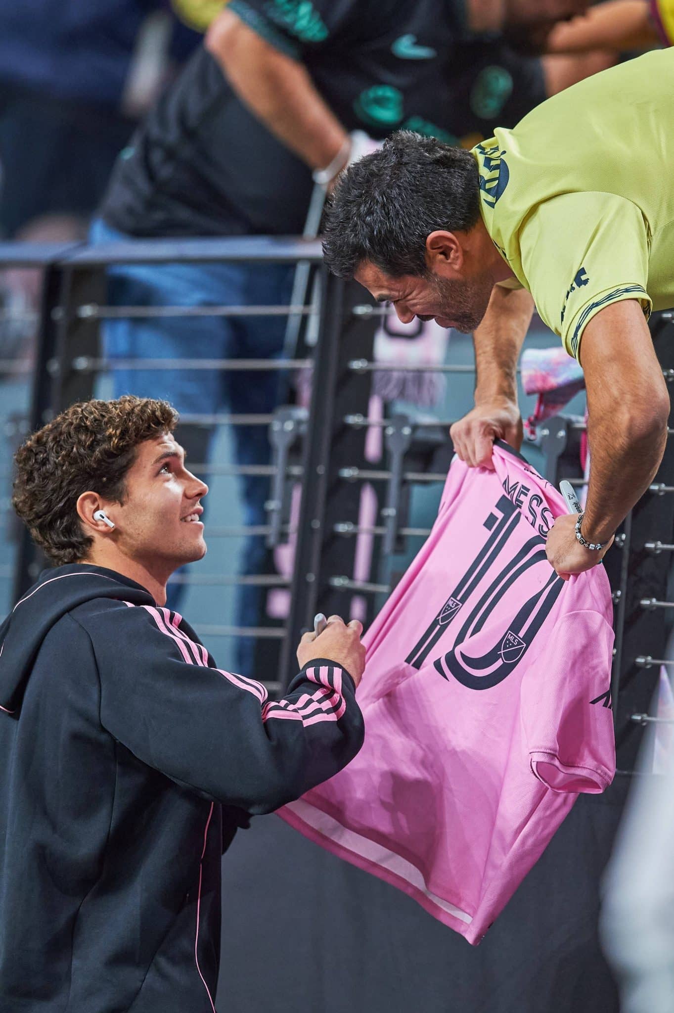 L&eacute;o Afonso assina camisa de torcedor do Inter Miami 