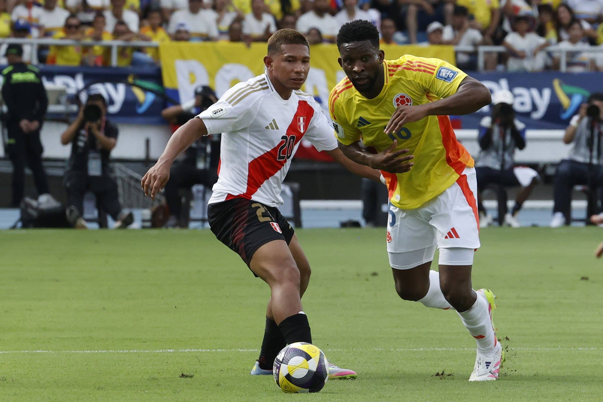Flores, do Peru, e Lerma, da Col&ocirc;mbia, disputam bola